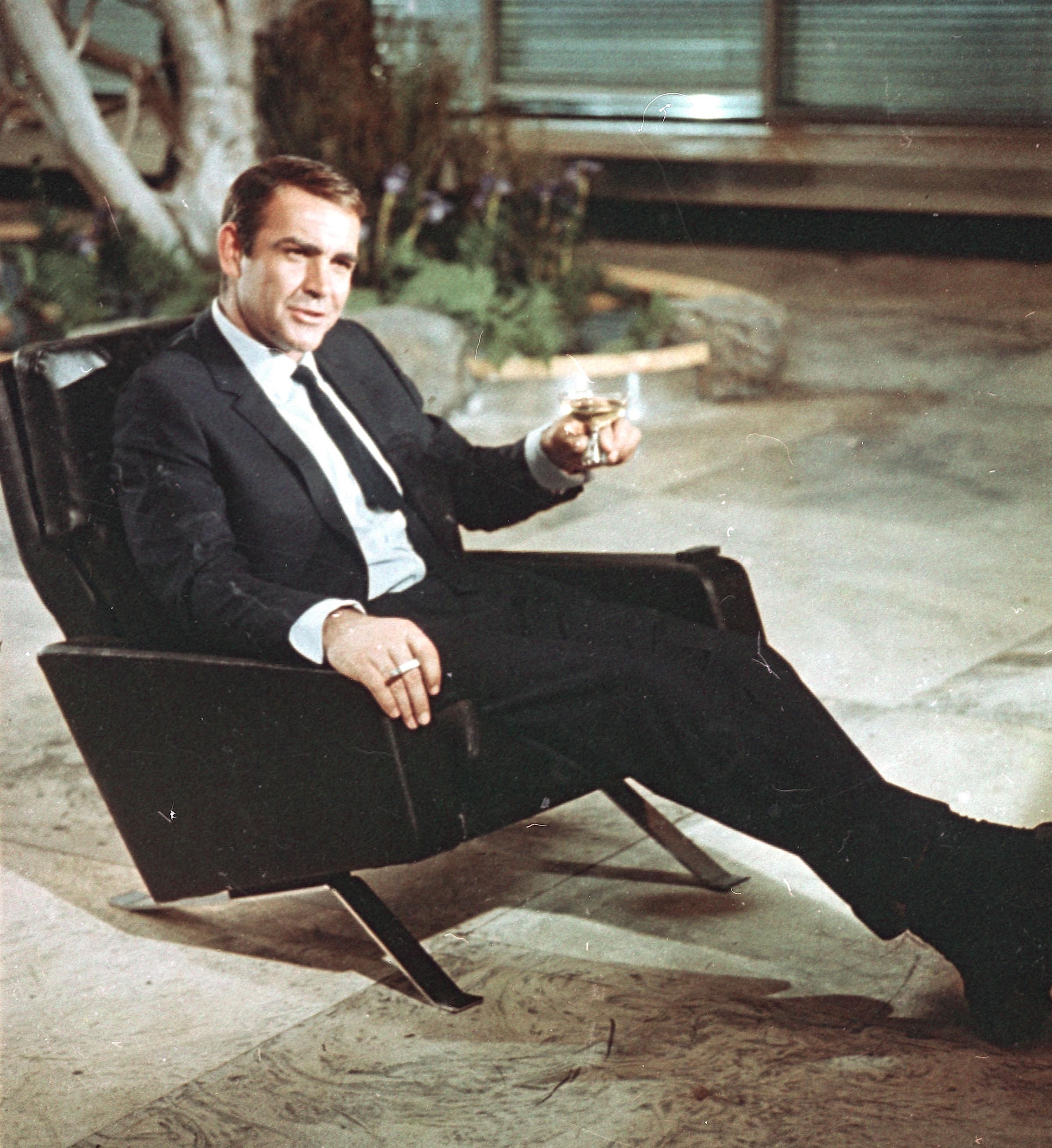DEG I HELGEN?: Forfatteren Ian Fleming fant på cocktailen «Vesper» da han skrev den første James Bond-boken, «Casino Royale». Den ble bokens femme fatale. Nå er den en cocktail-klassiker. Oppskrift ned i saken.