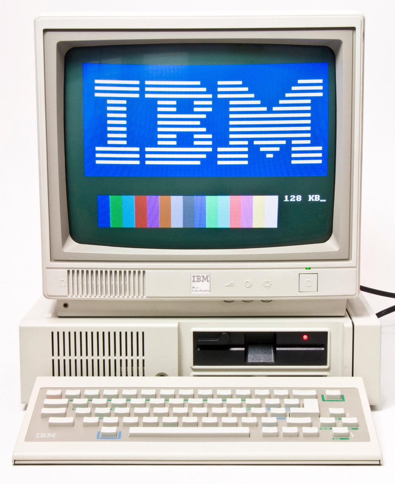 IBM PCjr fra 1984, en av de første maskinene med BIOS-grensesnitt. Foto: Wikipedia
