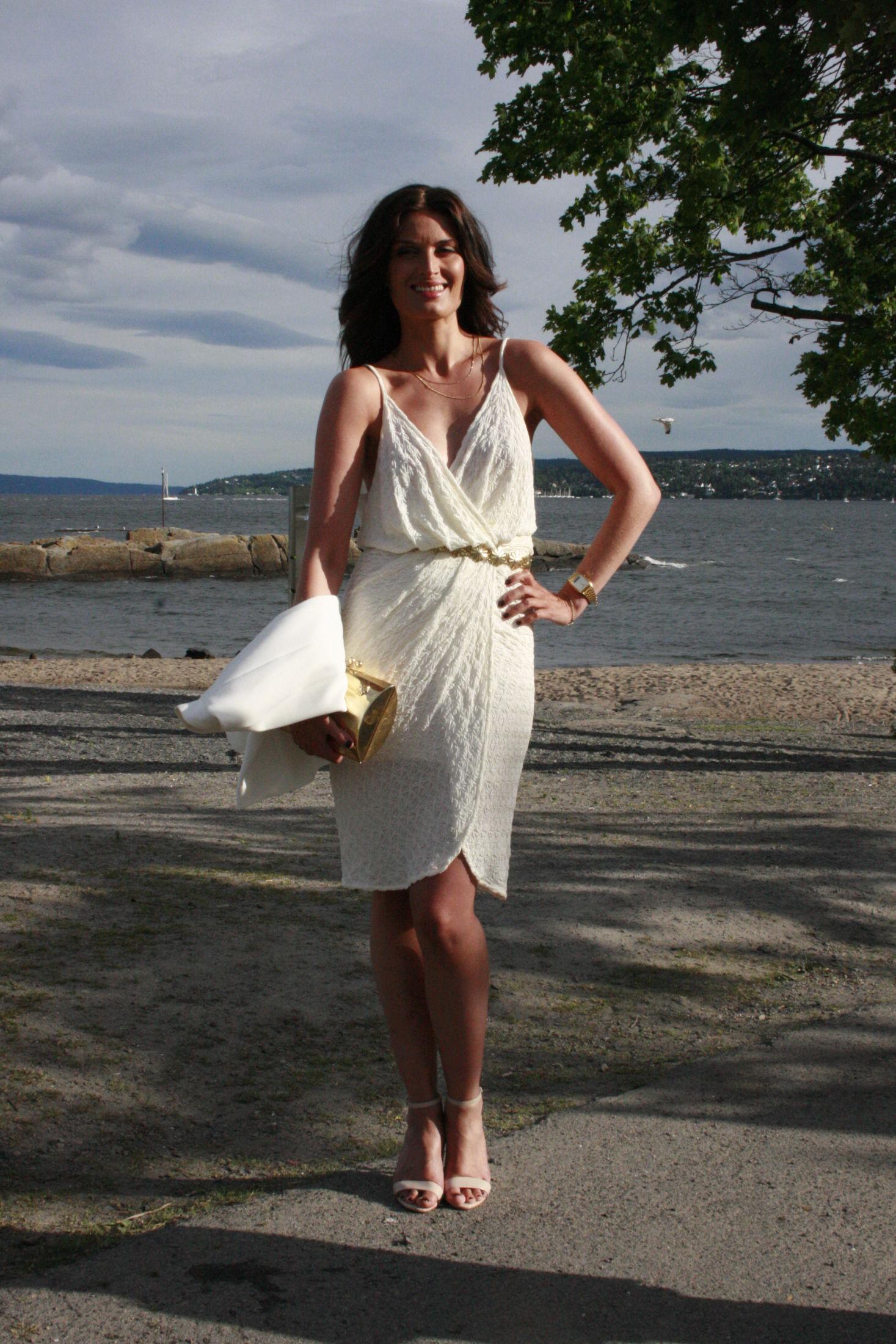 ELEGANT: Lise Karlsnes så sommerlig ut i sin hvite kjole fra Nina Jarebrink, kombinert med smykker og veske fra samme designer. Foto: Sverre Norberg-Schulz Hagen / VG