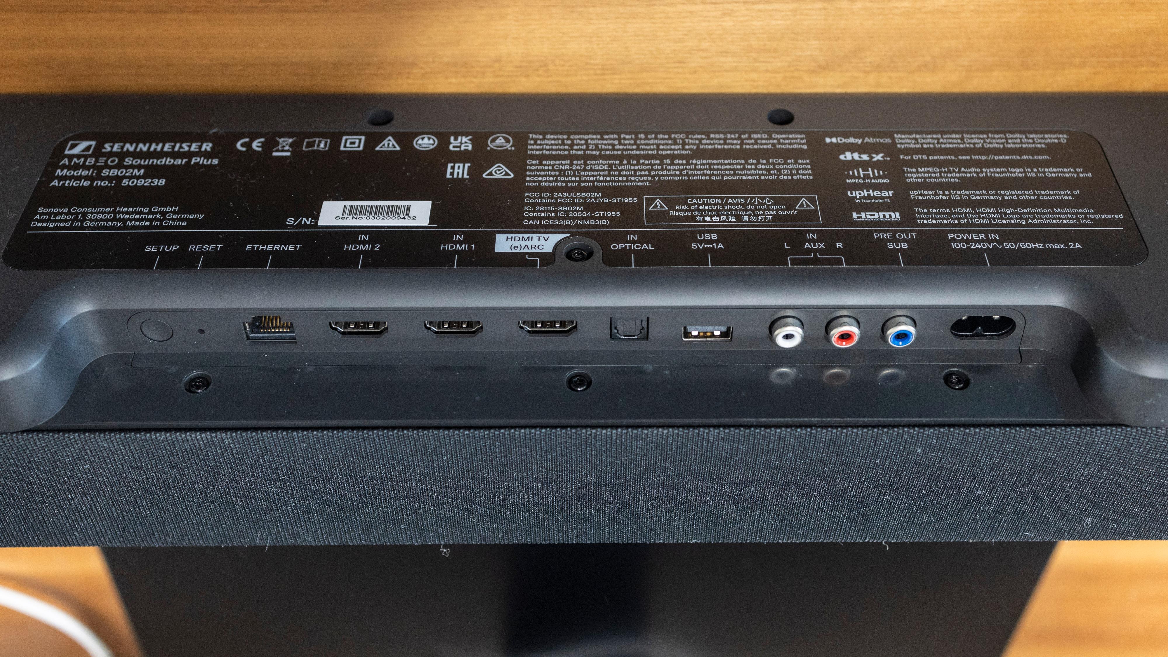Ambeo Plus har totalt tre HDMI-innganger, hvorav den ene høyst sannsynlig kobles til TV-en med eARC. 
