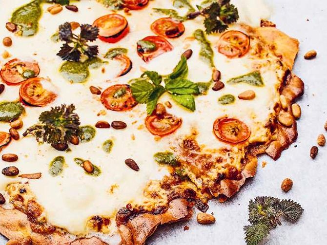 Kikärtspizza – recept med ogräspesto.
