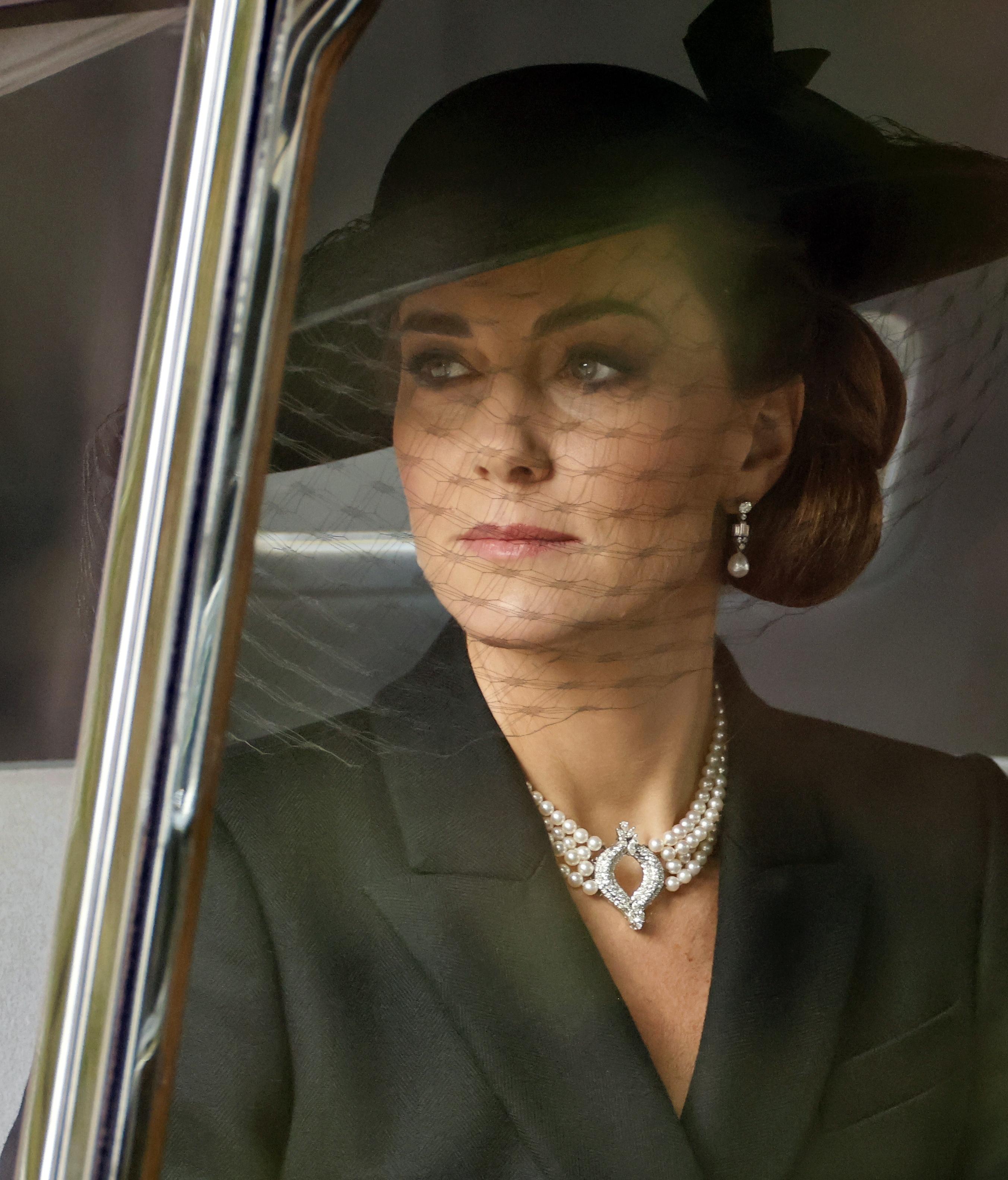 Helt siden det ble kjent at dronningen hadde gått bort, har prinsesse Kate brukt perler ved flere anledninger. Her ankommer hun begravelsen iført dronningens kjede og øredobber.