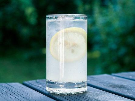 Sever frisk lemonade laget på godt modne sitroner. (Foto: Nufsaid.)