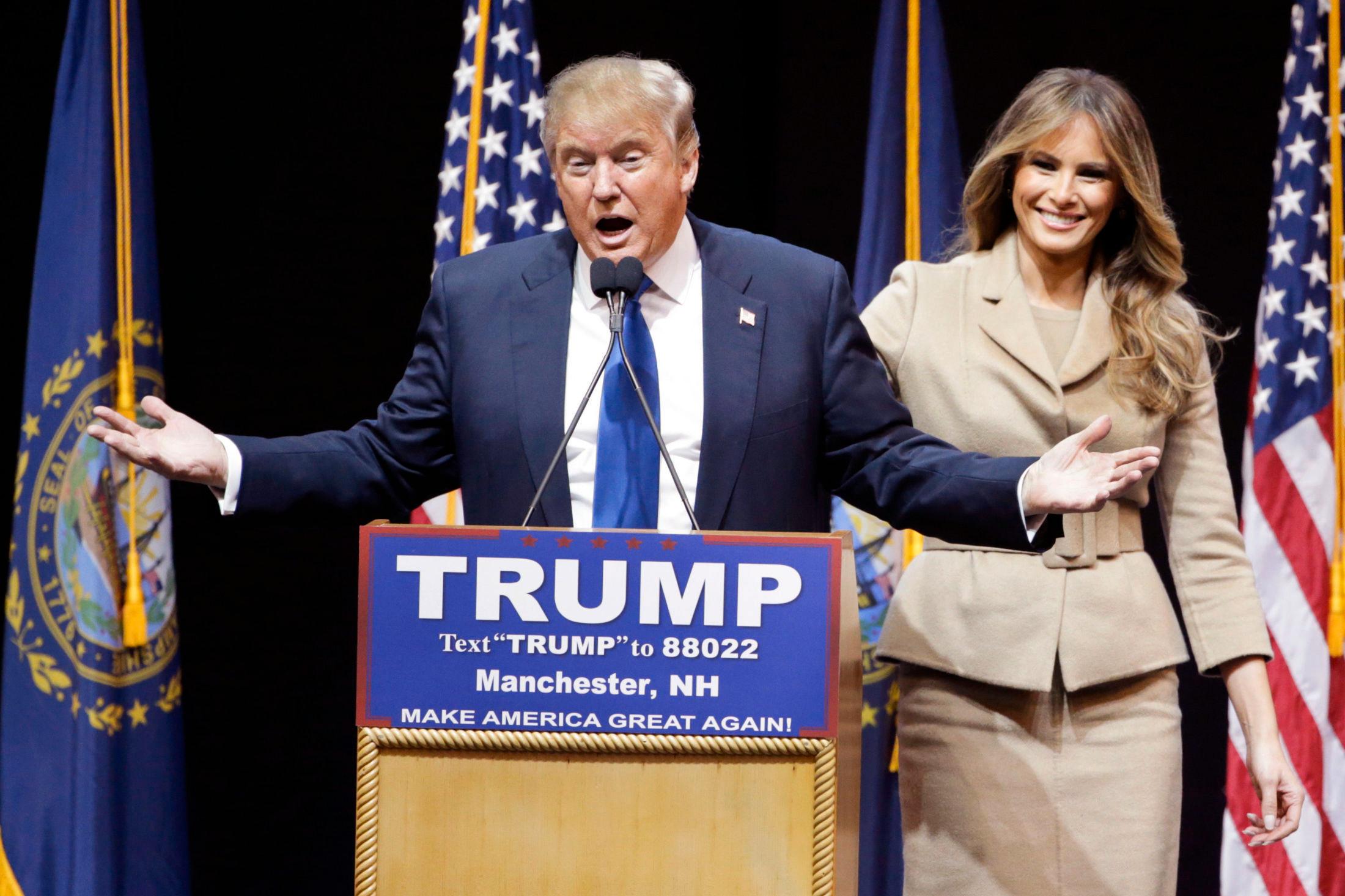 STILIG: Da Donald Trump presenterte Melania under appellen i Manchester, var hun iført en beige, sofistikert ulldrakt med bredt belte i livet. Foto: NTB scanpix