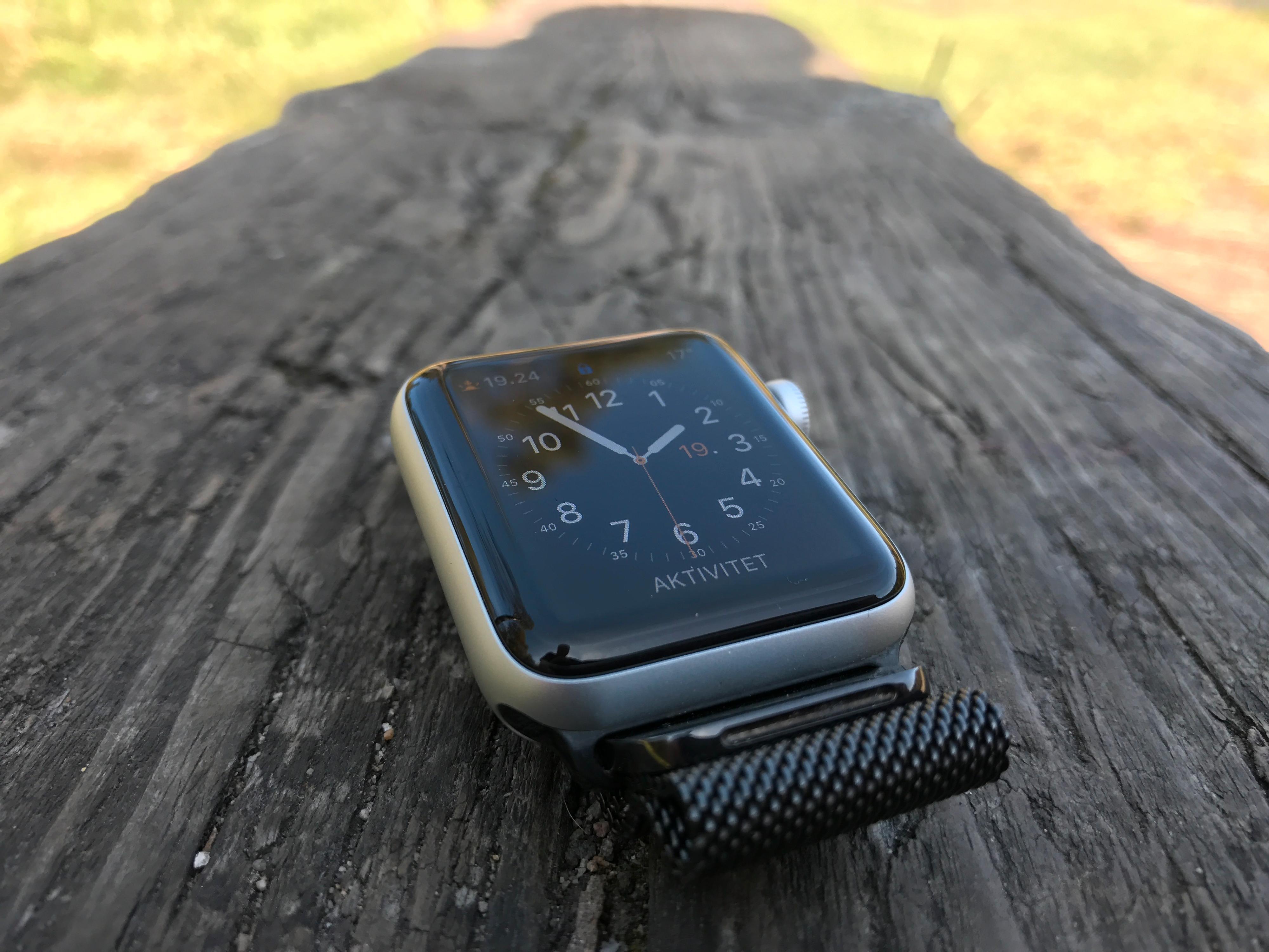 Apple Watch series 2 ble sluppet på samme arrangement for ett år siden. Den gang fikk den GPS, raskere maskinvare og en saftig programvareoppdatering. Den ble også tett nok til svømmeturer. Nå ryktes det at den blir enda mindre avhengig av mobilen.