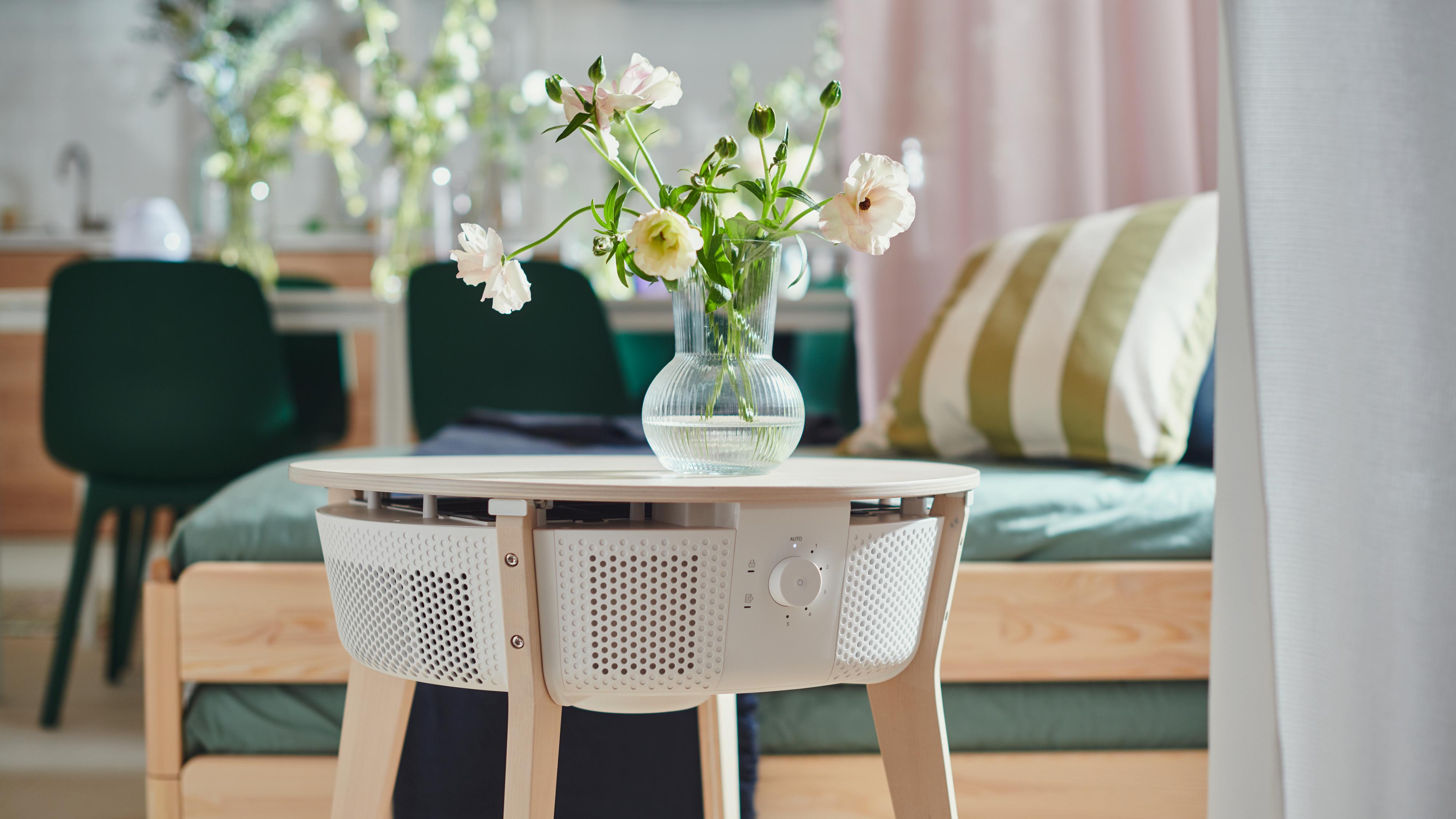 Ikea utvider smarthusserien sin med en luftrenser. Den kan fåes «skjult» i et sidebord. 