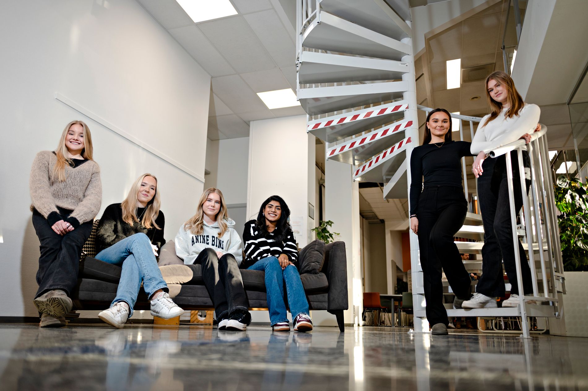 SAMHOLD PÅ TVERS: En av fordelene med en mindre skole er at man føler seg trygg nok til å snakke med alle, sier elevene på Akademiet Oslo.