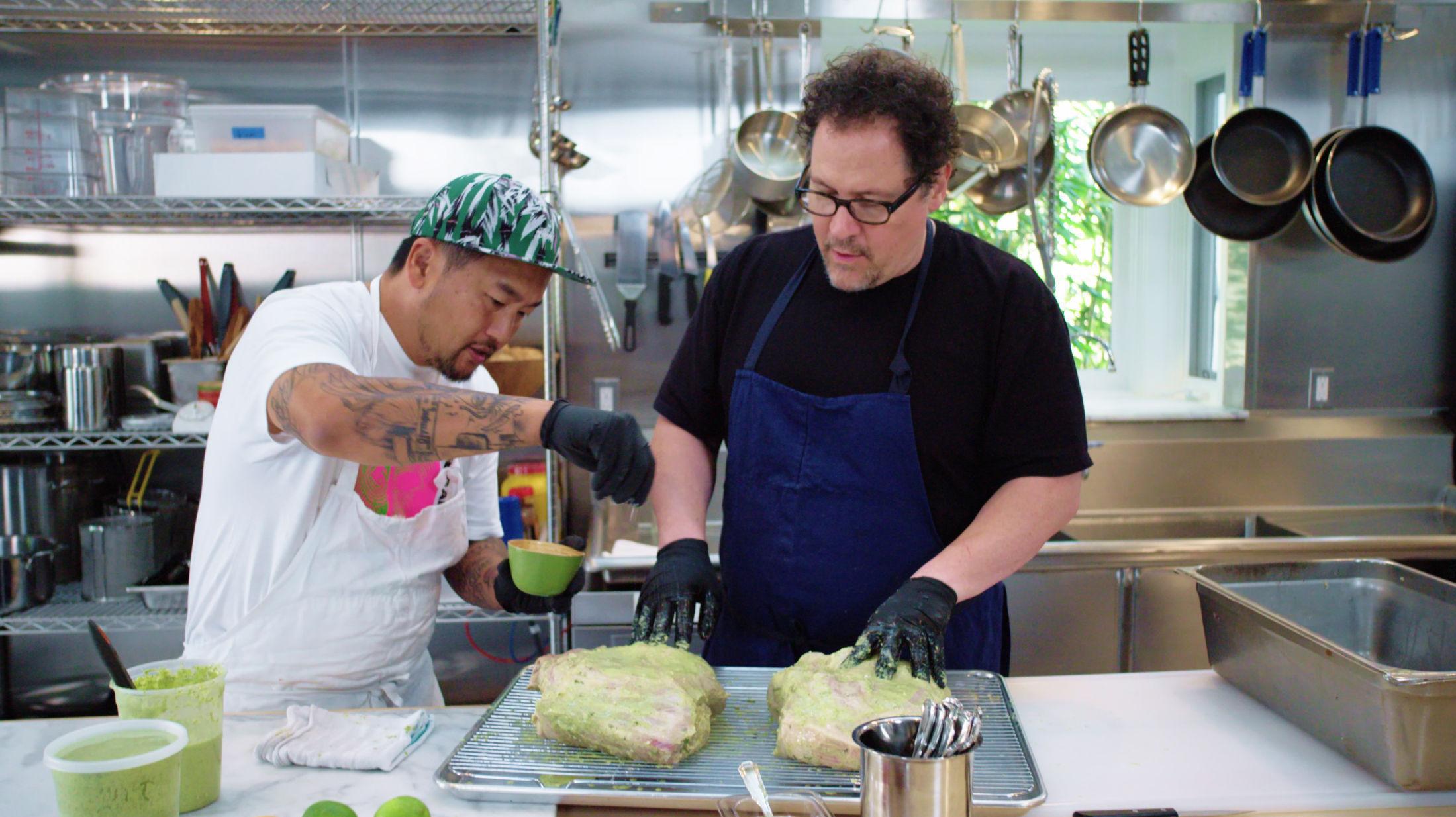 MAT-DUO: I serien The Chef Show lager kokk Roy Choi (t. v.) og skuespiller og filmskaper Jon Favreau mat - gjerne i selskap av kjendiser. Foto: Netflix