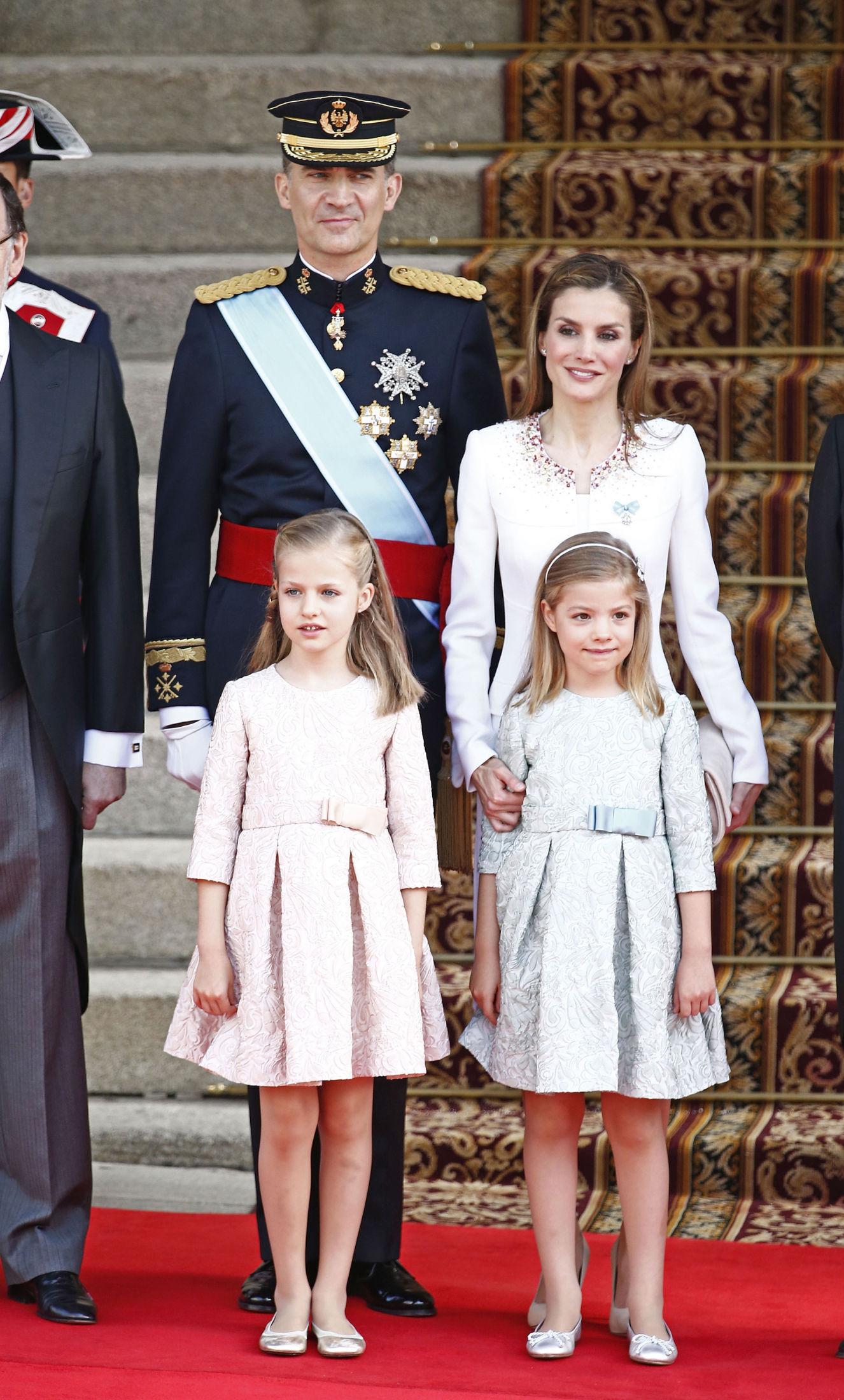 MOTERIKTIG KONGEFAMILIE: Prinsessedøtrene Leonor (8) og Sofia (7) var ikledd matchende pastellfargede kjoler. Foto: Getty Images