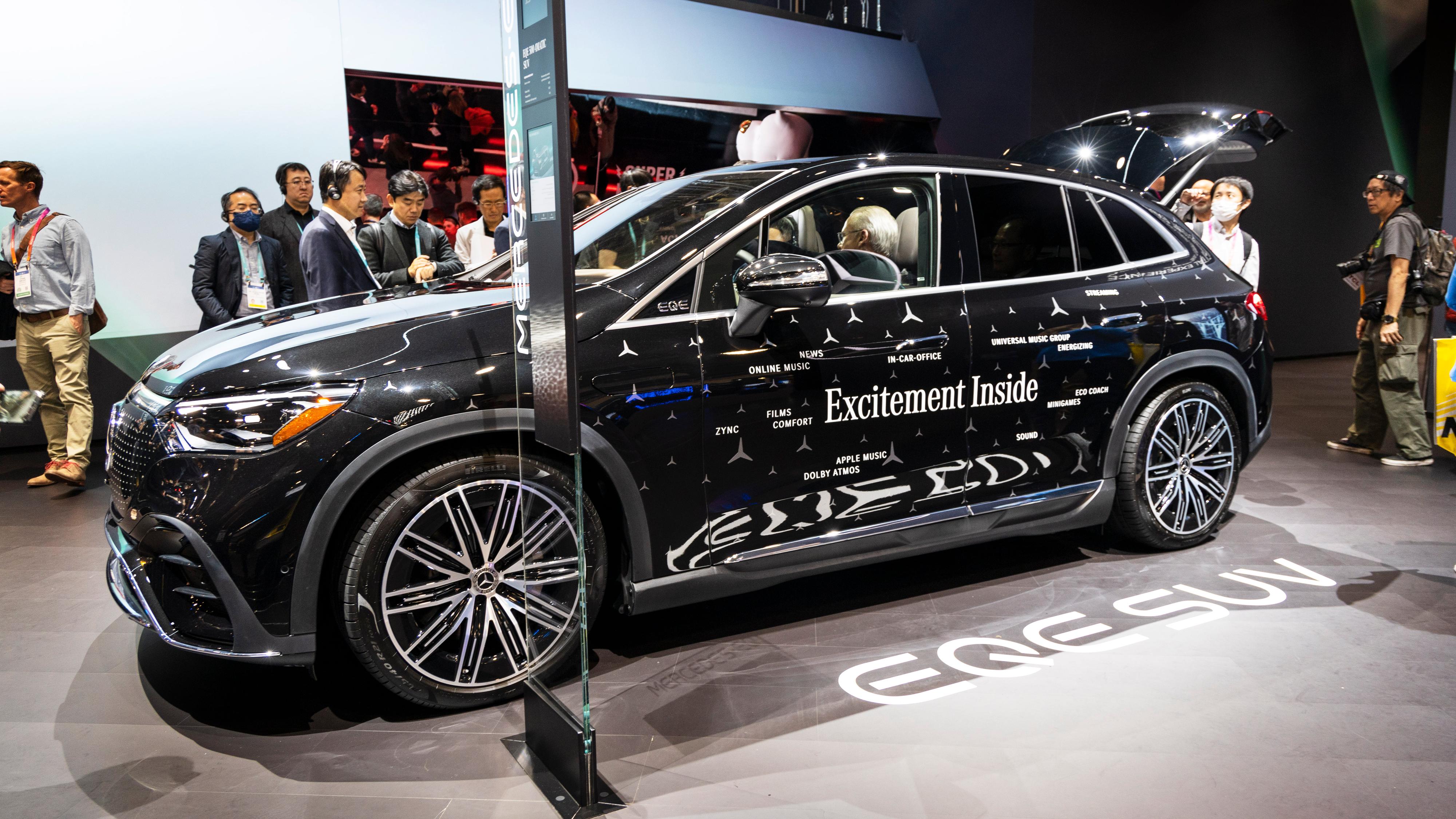 Mercedes-Benz EQE SUV plasserer seg innimellom EQC og EQS i Mercedes-utvalget. En akselavstand på over tre meter skiller den fra konkurrentene. 