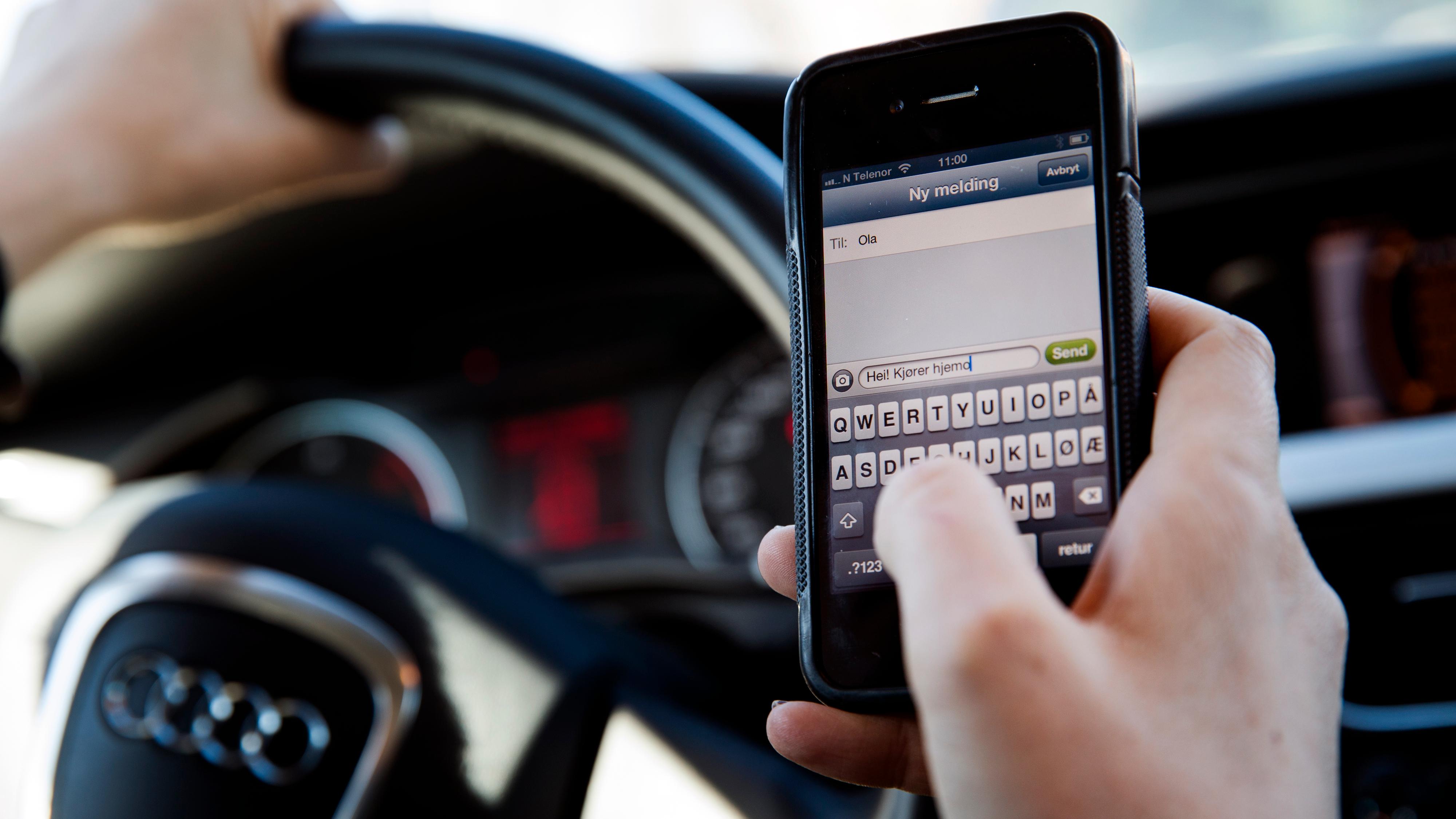 Kraftig nedgang i bøter for mobilbruk i bil