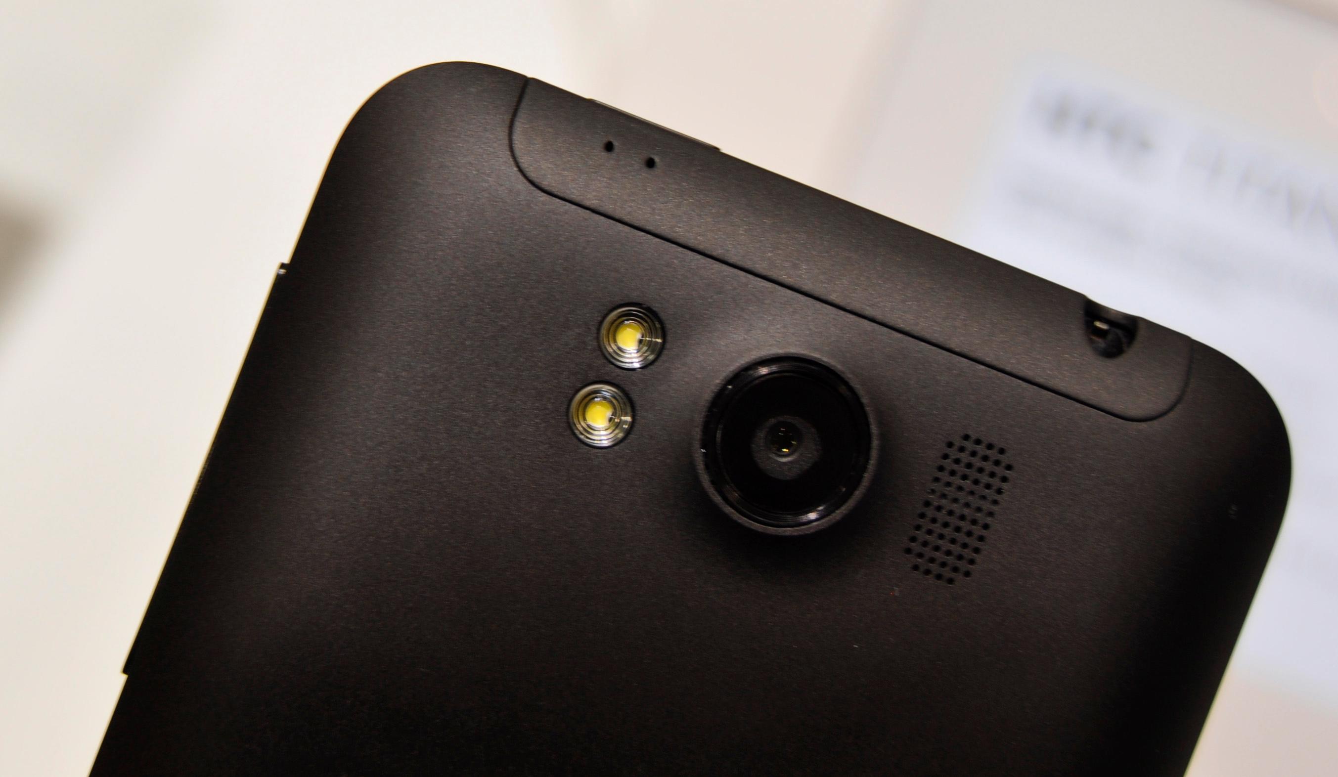 Bakgrunnsbelyst kamerasensor og blender på f/2.2 skal gjøre Titan i stand til å ta gode bilder, ifølge HTCs pressemelding.