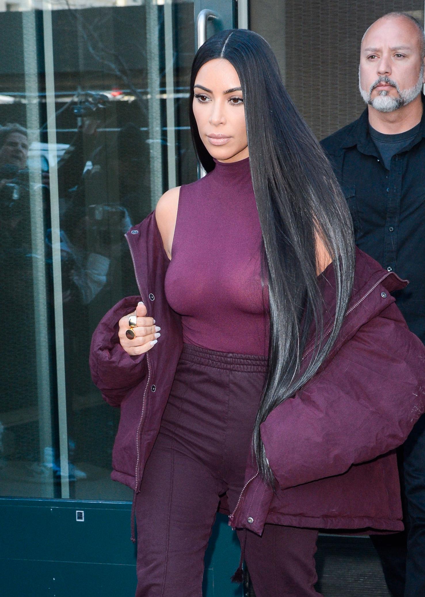 BURGUNDER: Kim Kardashian stilte i gjennomsiktig topp, bomberjakke og høylivsbukser. Foto: Getty Images