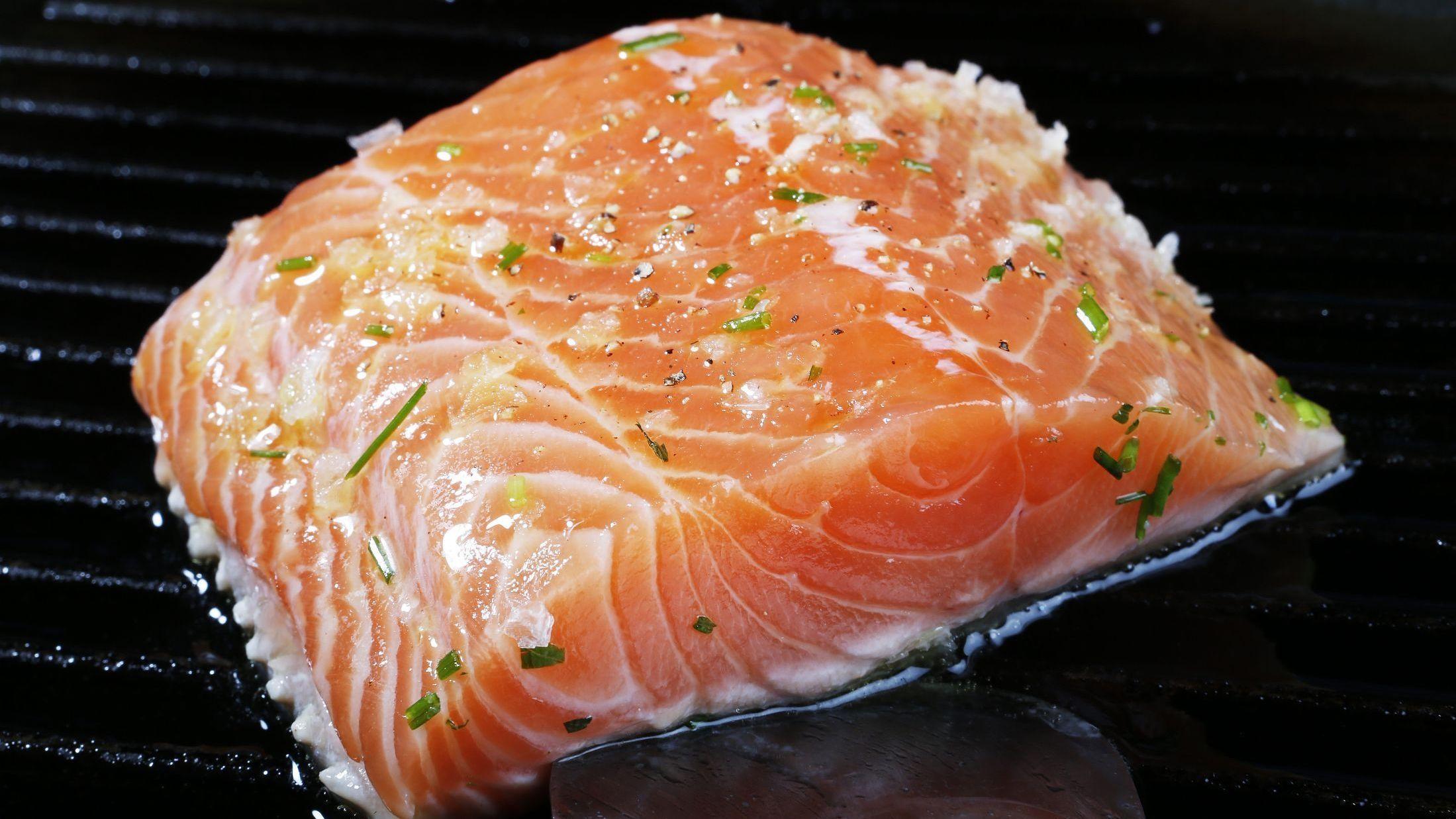Fet fisk (laks, ørret, sild, makrell): Rik på omega 3-fettsyrer, som kan beskytte mot depresjon og være bra for hjertet, muskler, ledd, hud og fordøyelse. I tillegg til fet fisk er også linfrø, linfrøolje, hampefrø, hampfrøolje og valnøtter gode kilder til omega 3, ifølge Lindberg. Foto: MAGNAR KIRKNES