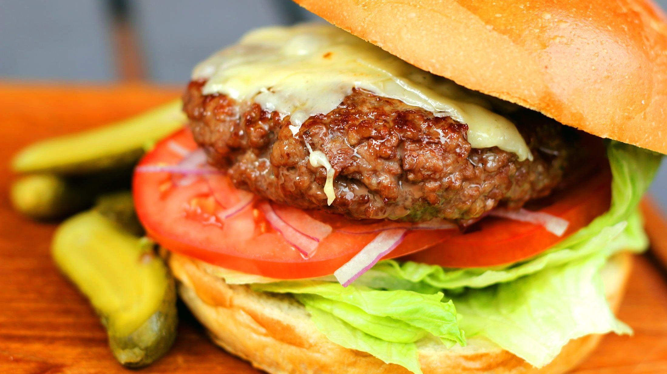 KLASSIKER: Hvis du lager burgeren skikkelig, trenger du ikke all verdens tilbehør. Foto: Jon Krog Pedersen