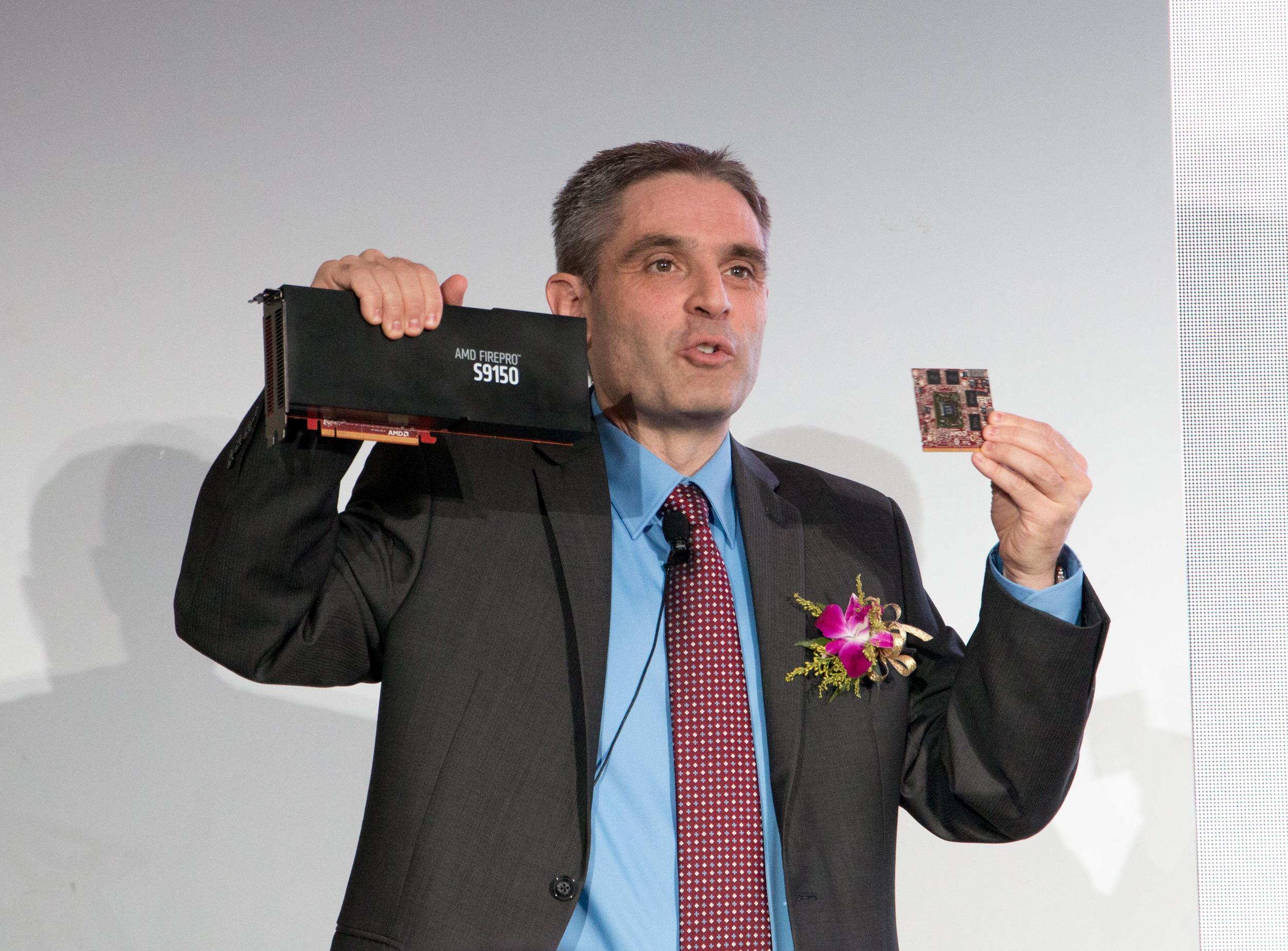 David Cummings, sjef for AMDs avdeling for profesjonelle grafikkløsninger, viser frem det nylig lanserte FirePro S9150.Foto: Rolf B. Wegner, Hardware.no