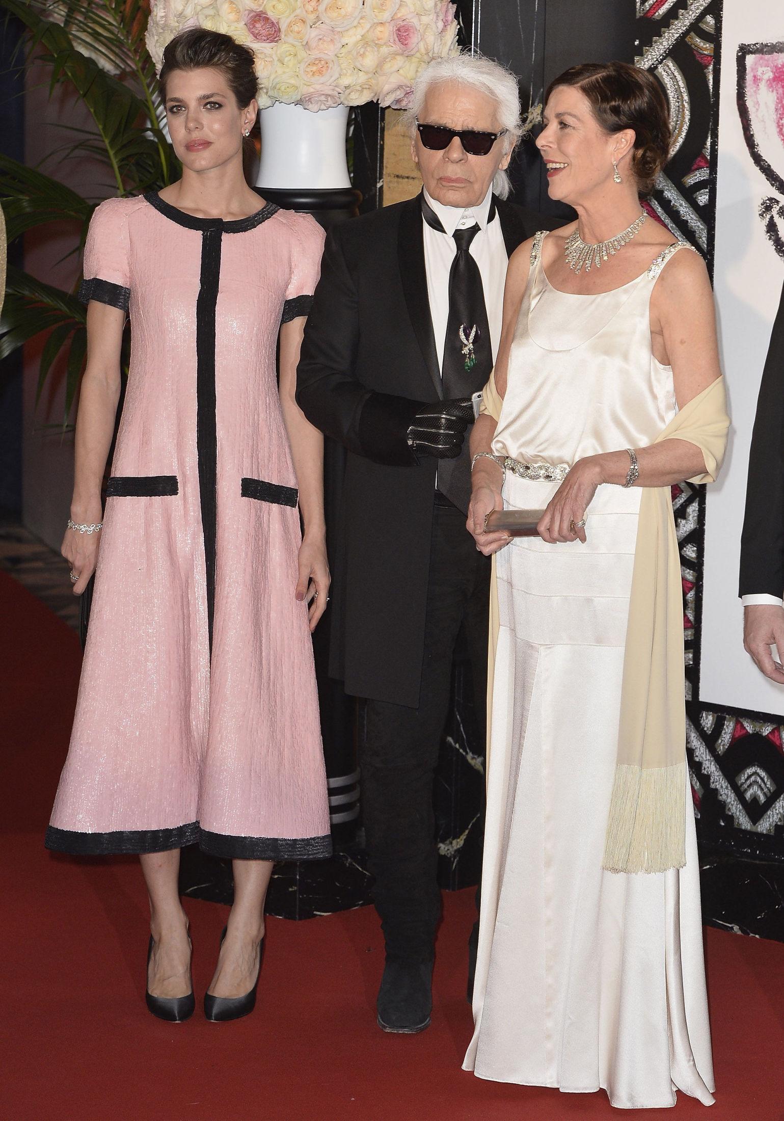 GODE VENNER: Chanel-designer Karl Lagerfeld er omgangsvenn med de kongelige i Monaco, og hadde kledd opp både mamma prinsesse Caroline og datter Charlotte Casiraghi. Foto: Getty Images