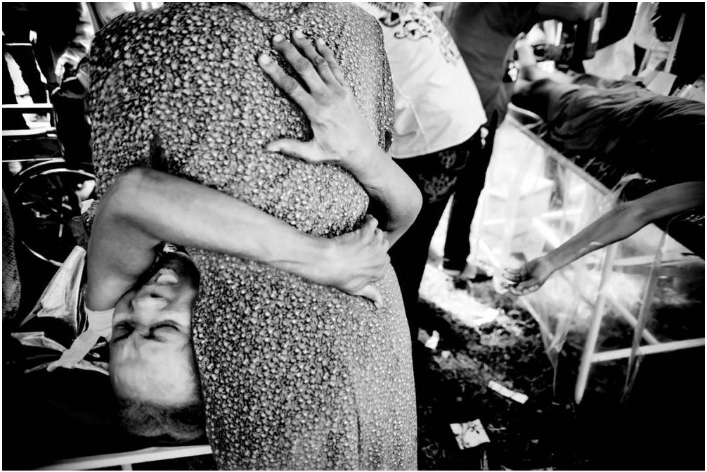 Foto: Luca Kleve-Ruud
Menneske Liv og død På de provisoriske sykehusene er man vitne til mennesker som klamrer seg i smerte. Noen må dessverre gi tapt for skadene de fikk.