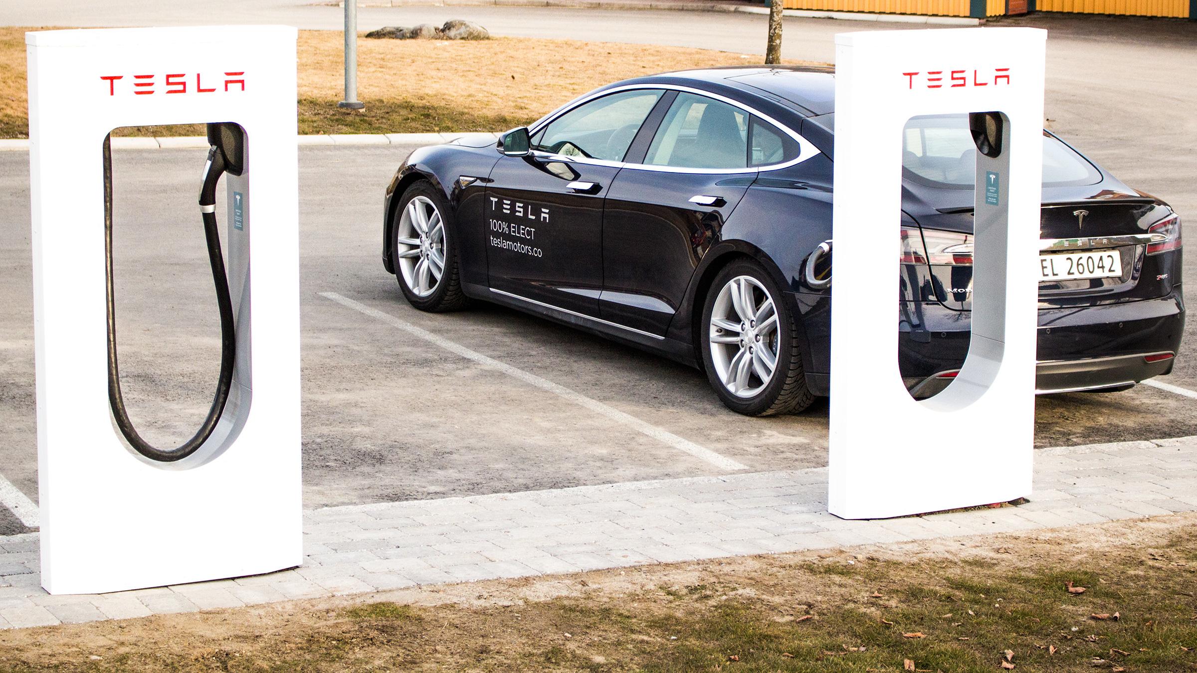 Tesla bygger Europas største Supercharger-stasjon i Norge