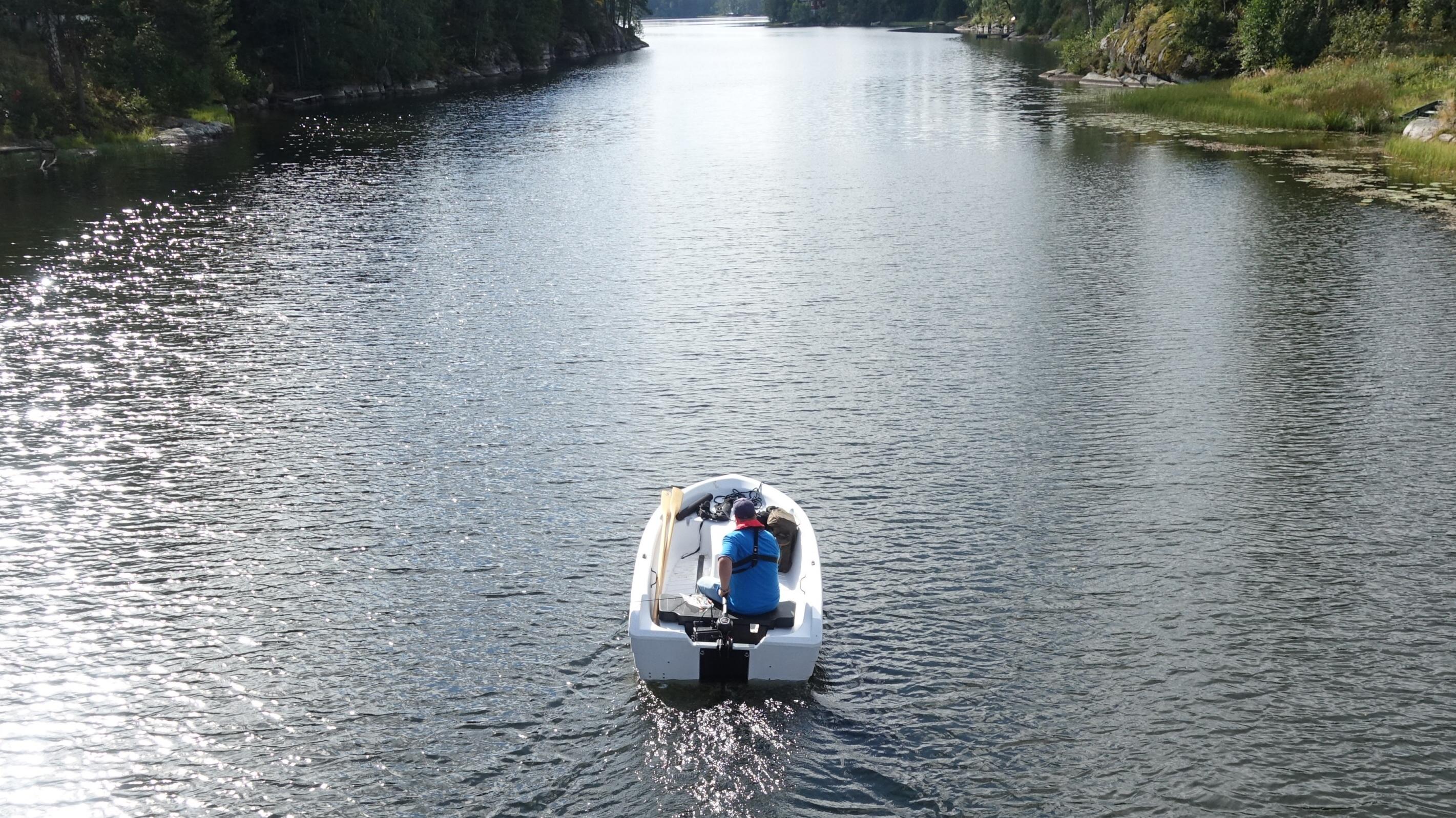 Elektrisk motor gir en utrolig behagelig opplevelse når du tar deg rundt på vannet. 