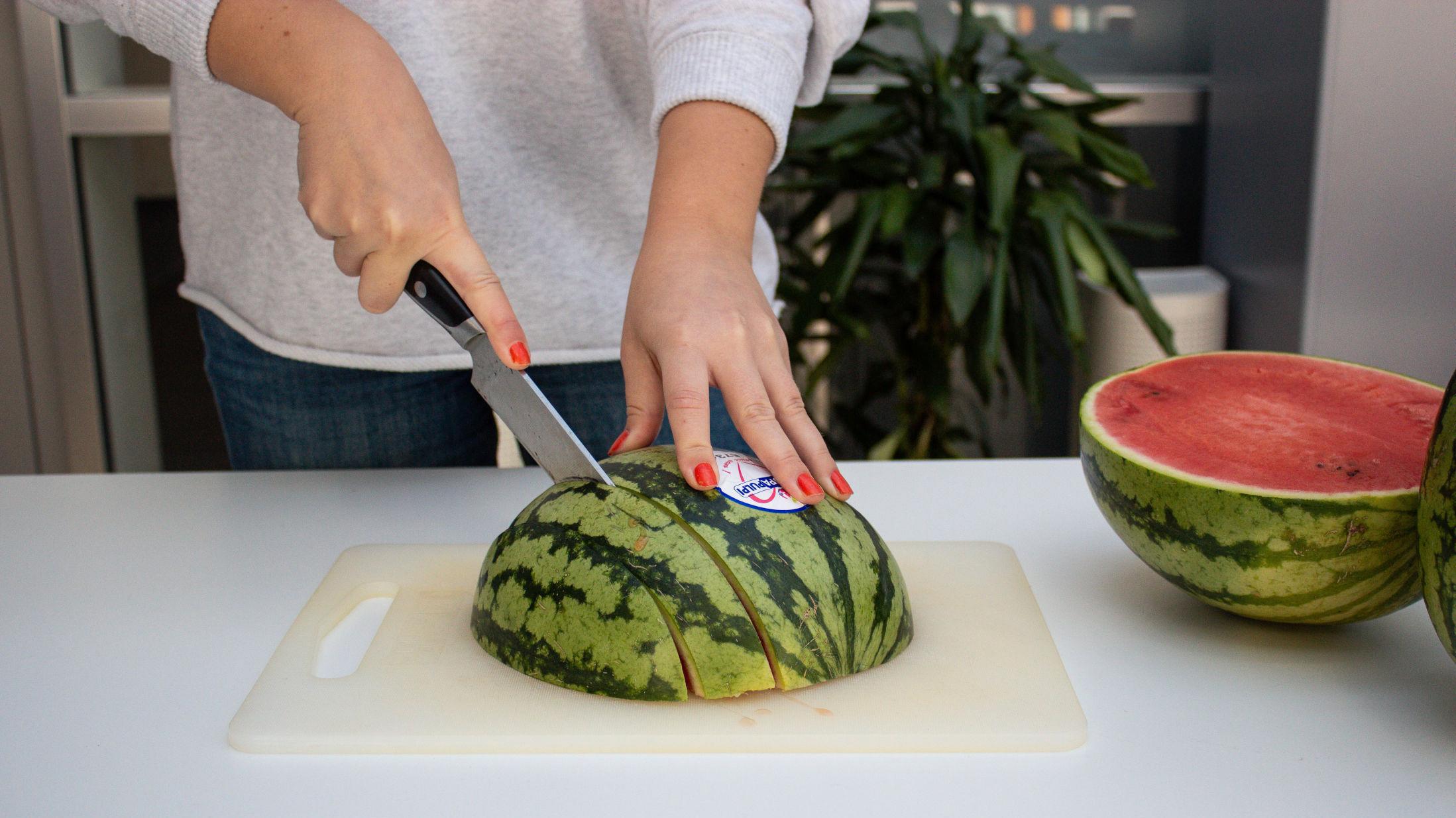 VANNMELON-TRIKS: Den saftige, gode frukten kan gi mye søl og styr, men her er triksene som gjør melonen enklere å håndtere! Foto: Godt