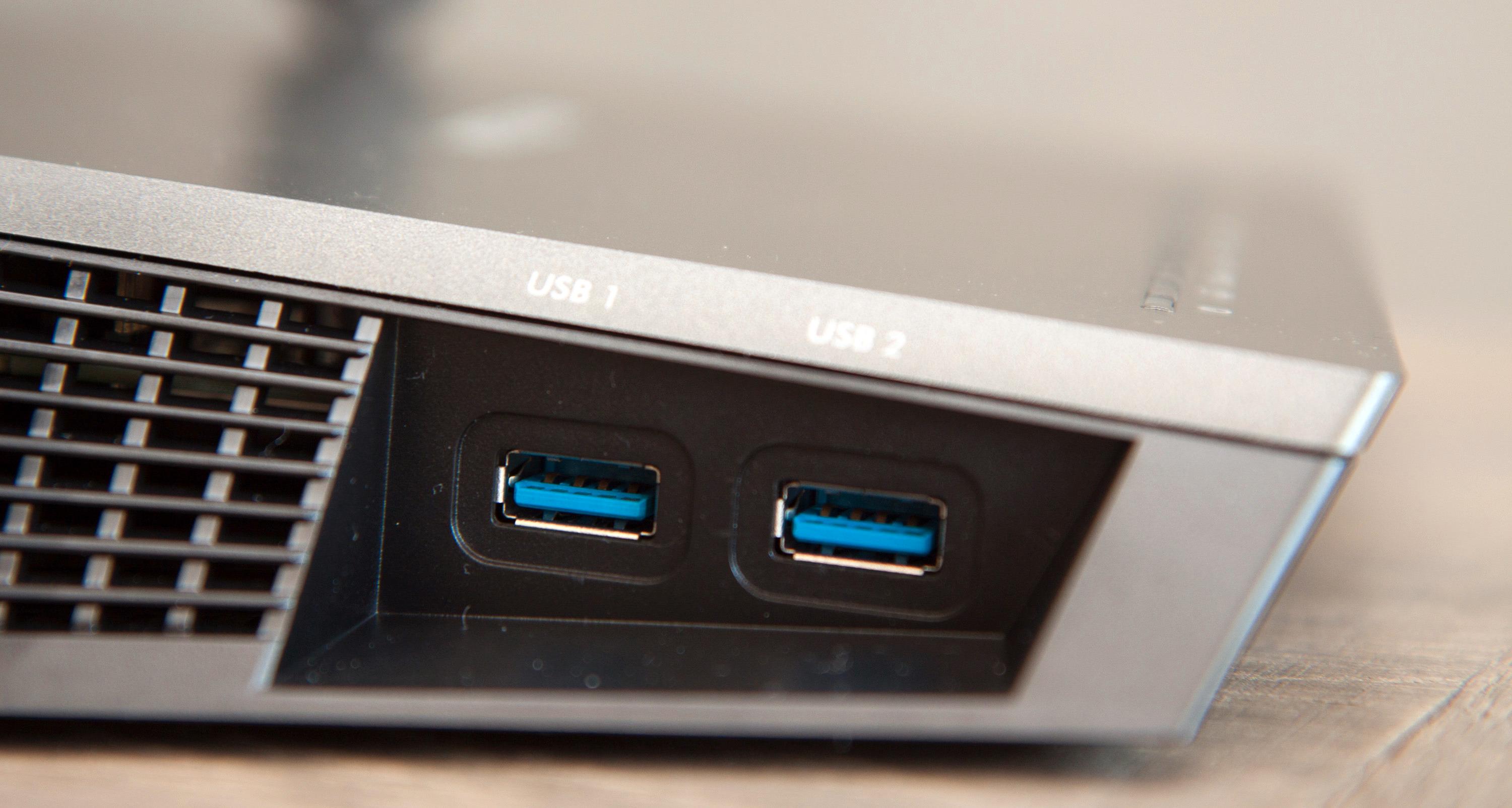 Du kan dele både eksterne lagringsenheter og skrivere som kobles til de to USB 3.0-portene.