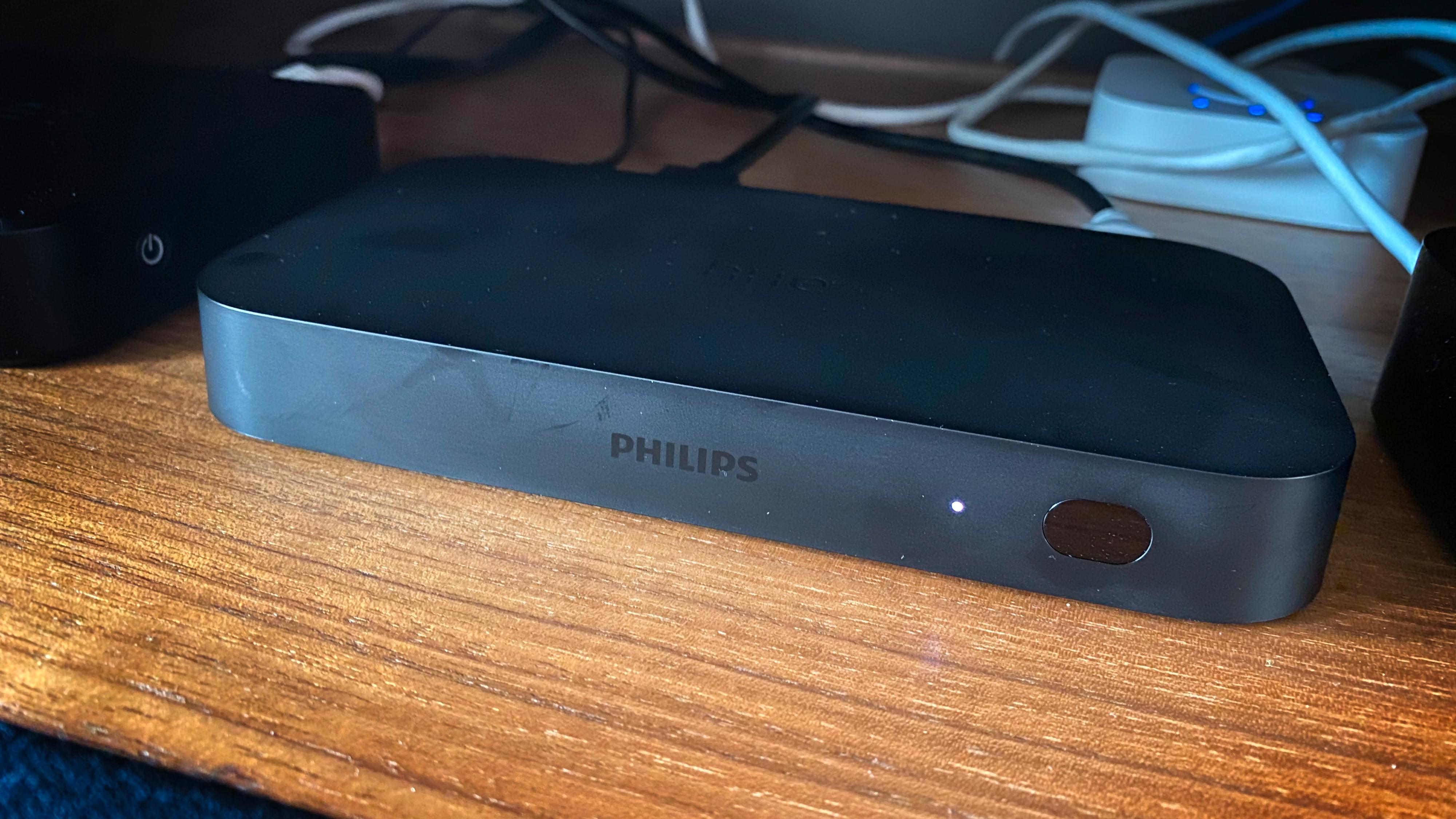 Én måte å få kontroll på lyset på er å bruke Philips Hue Play HDMI Sync Box.