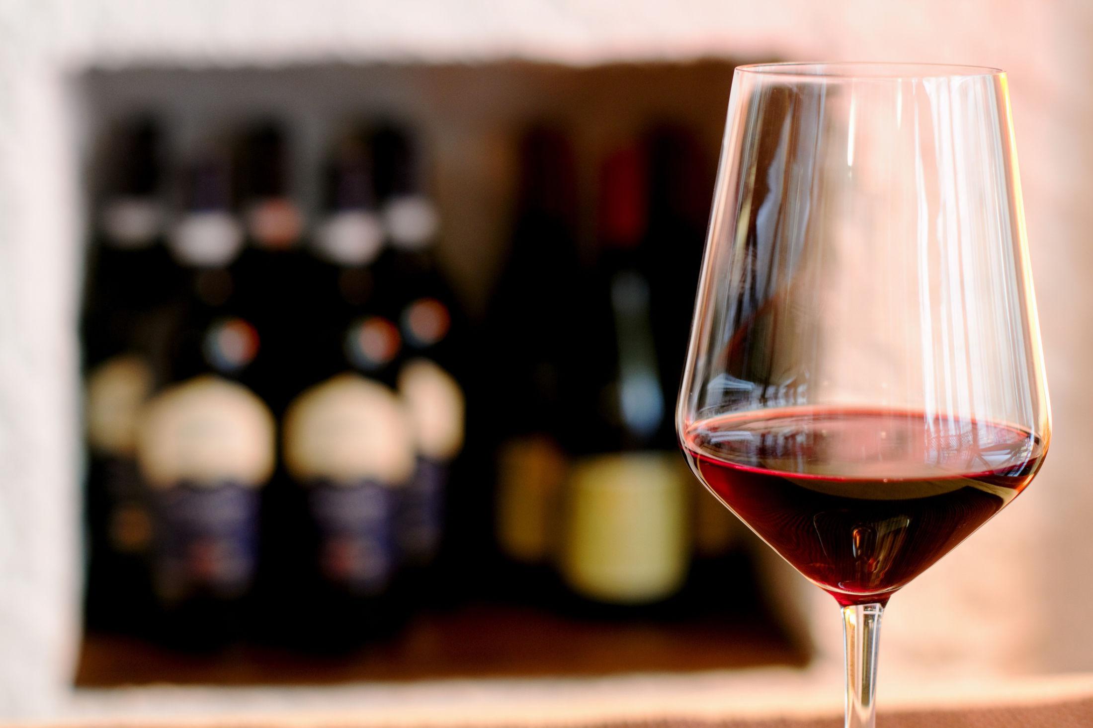RØDT: Det er rødvin som gjelder til påskelammet. Gjerne en fra Rioja. Foto: Donatelle Tandelli/NTB Scanpix.