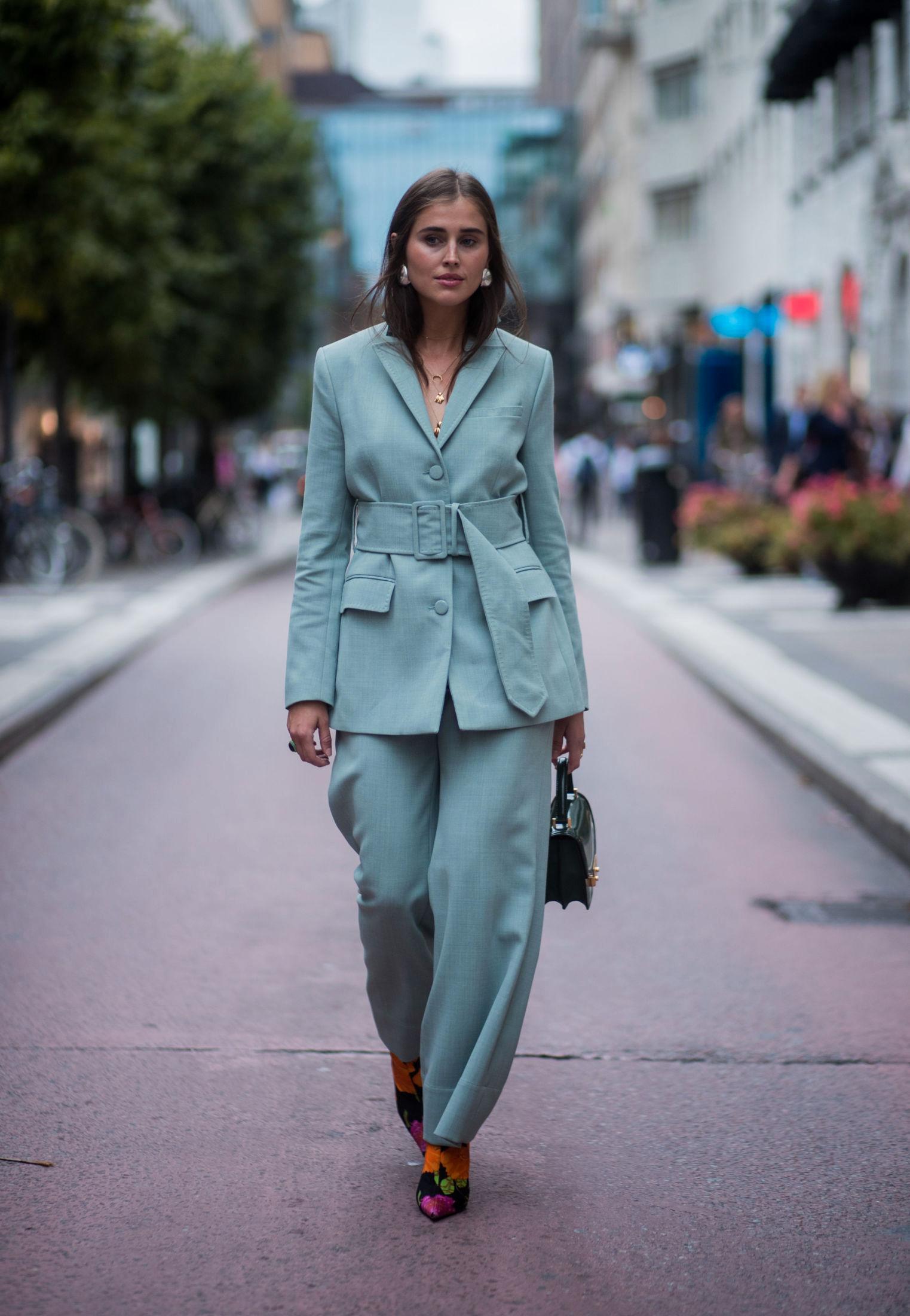 POWERSUIT: Darja Barannik i en blå dress og blomstrete sko under Stockholm Fashion Week i høst. Foto: Christian Vierig/Getty Images.