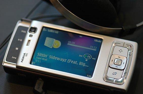 Nokia N95 kunne skyves begge veier. Skjermen i nedeposisjon avslørte musikktastene, og andre veien avdekket de tradisjonelle numeriske tastene.