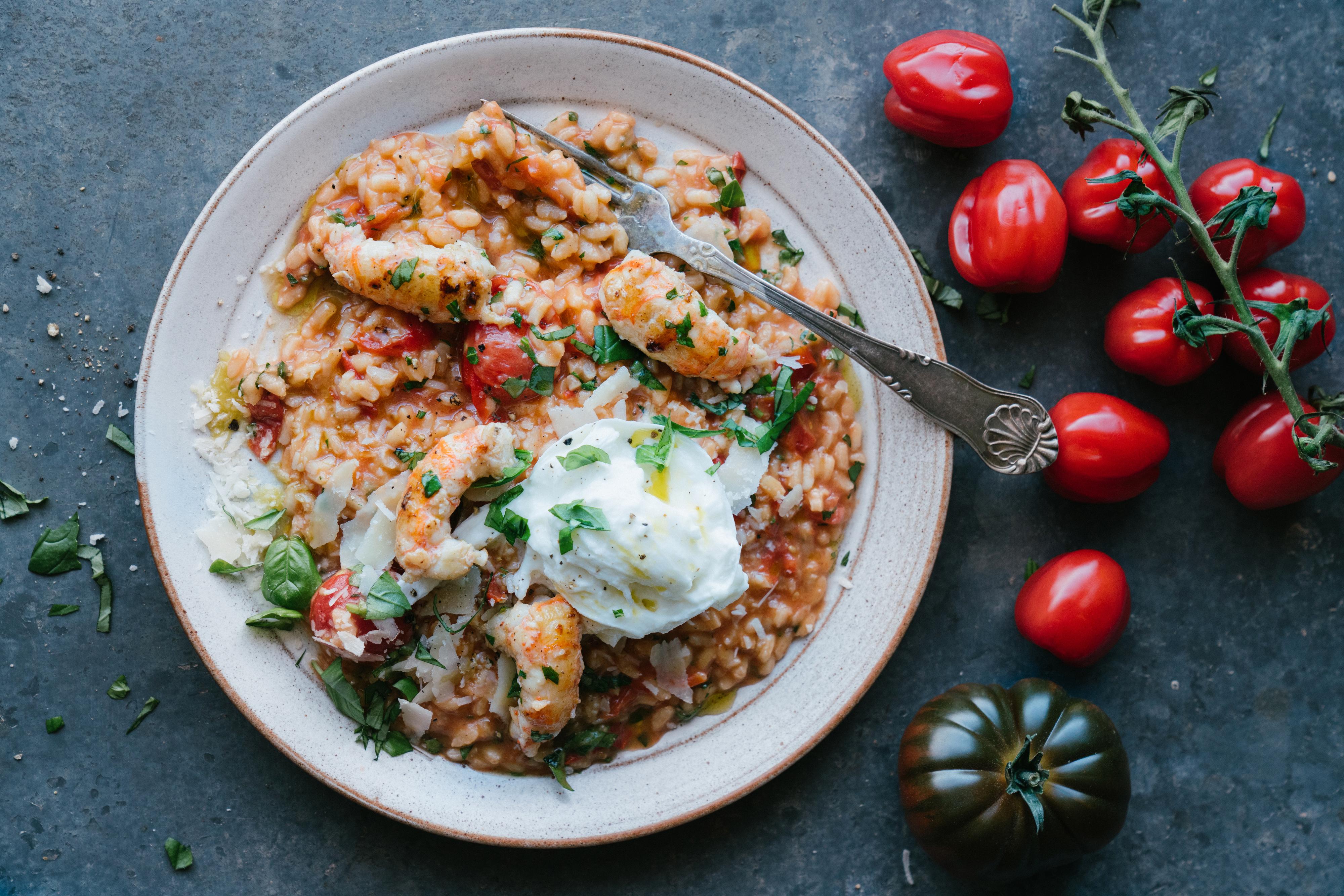 DRØMMEMAT: Topp risottoen med mozzarella, parmesan og basilikum for en skikkelig smaksfest.