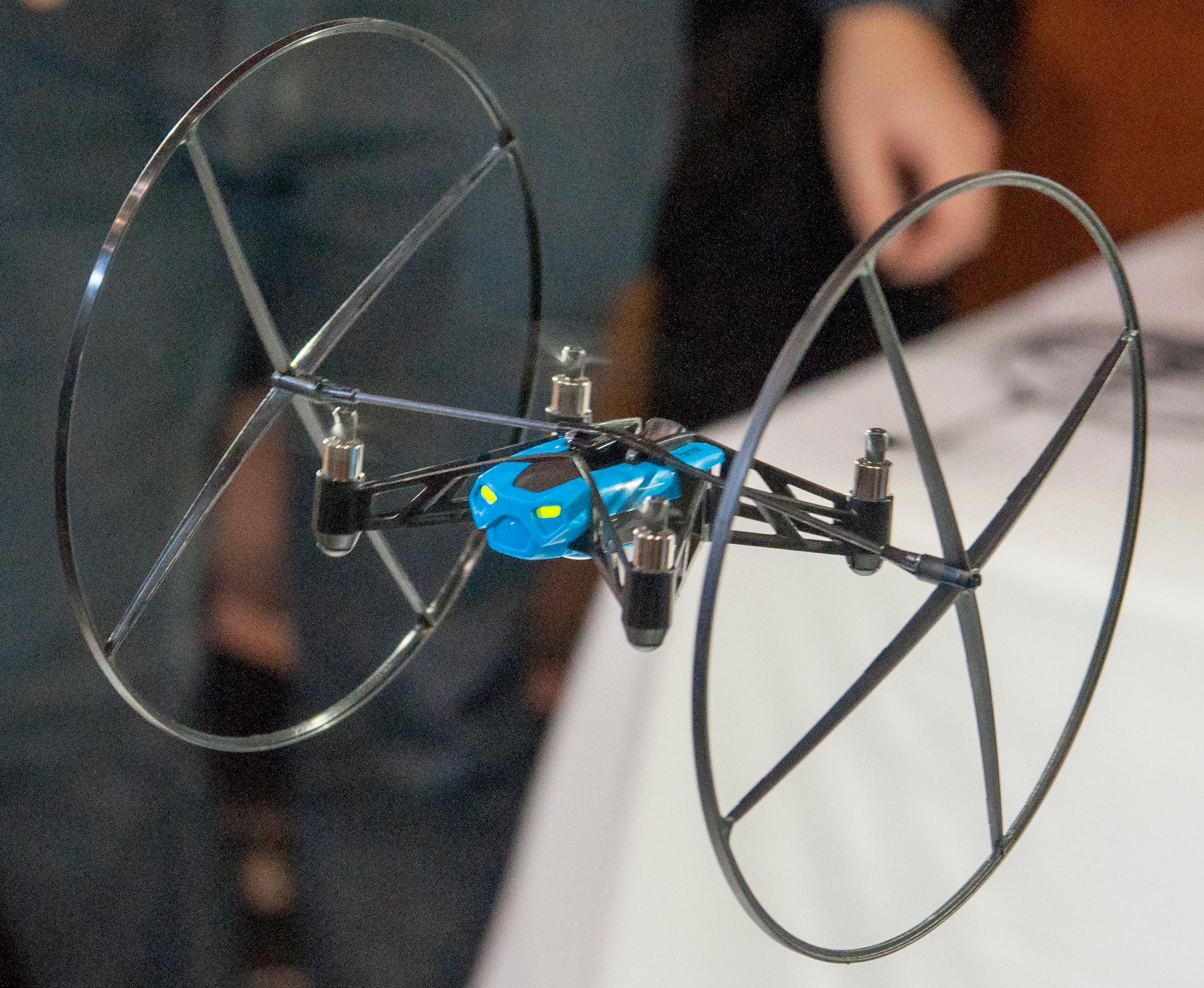 En Mini Drone som gjør det den kan best.Foto: Finn Jarle Kvalheim, Amobil.no