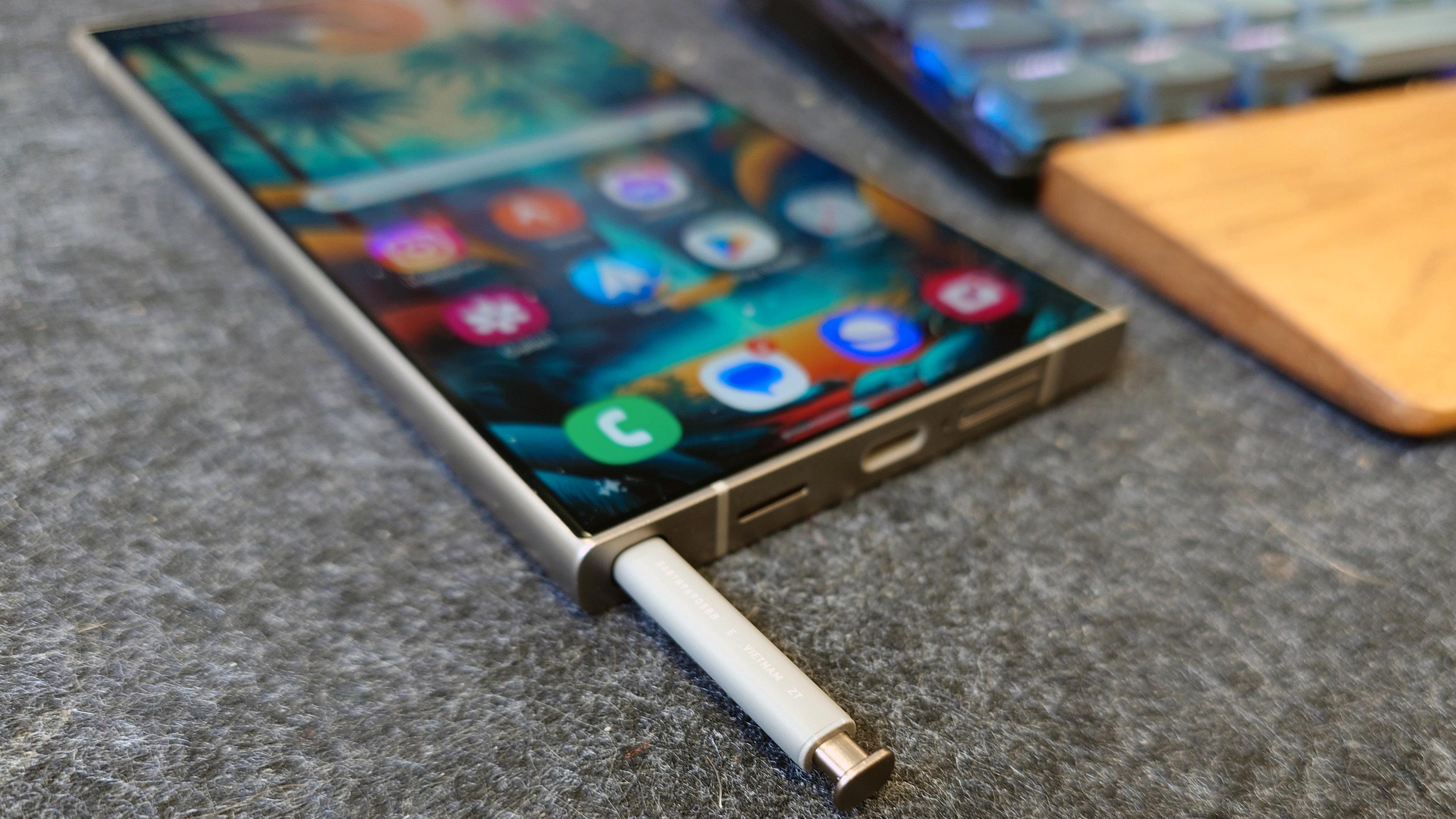 Galaxy S24 Ultra er den seneste i en lang rekke Samsung-mobiler som leveres med penn. På internett diskuteres det nå hva og hvorfor det lukter av den digitale pennen.