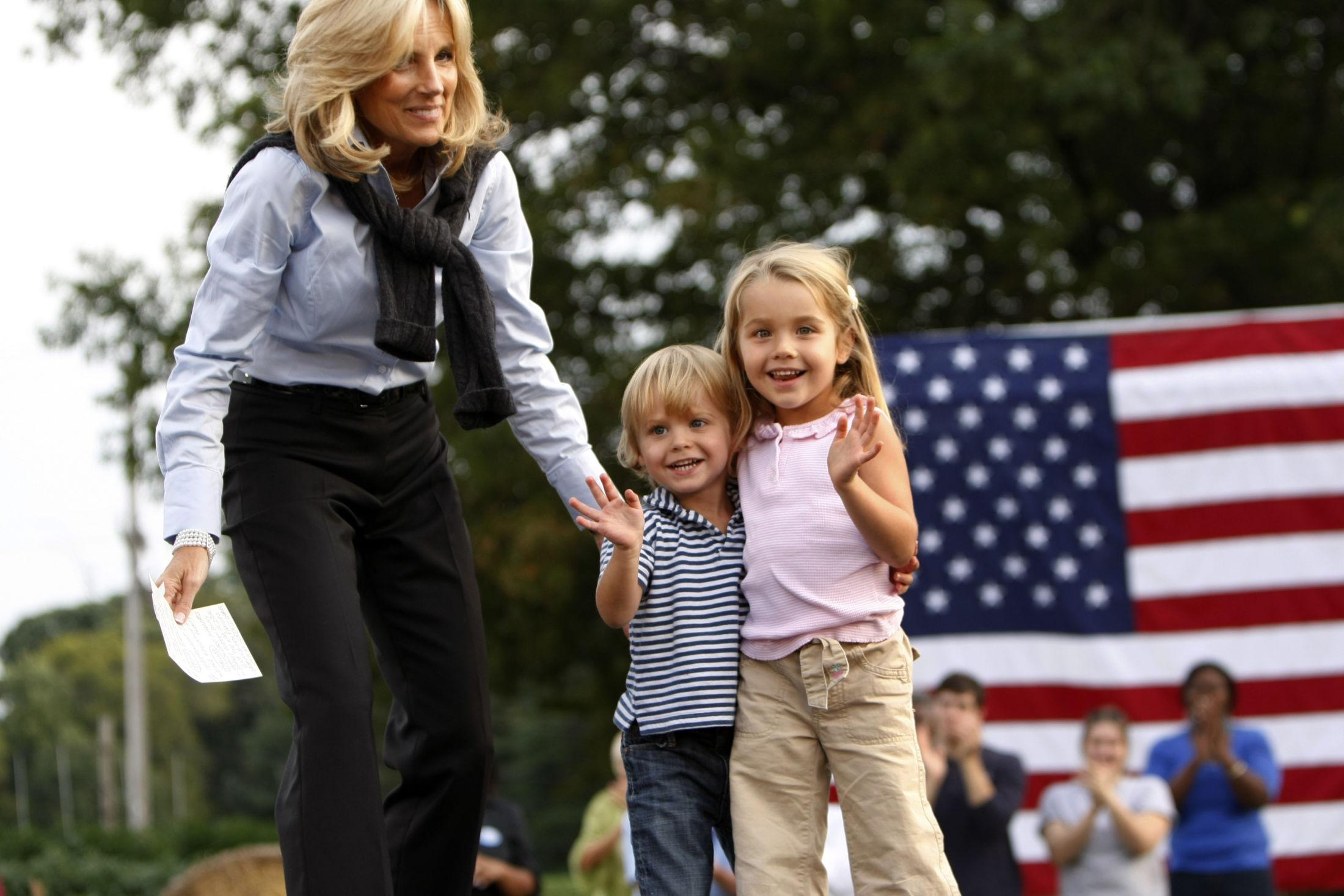 PREPPY: Jill Biden sammen med barnebarna Natalie og Hunter i 2008. Hennes mer avslappede stil består ofte av skjorter og dressbukser som dette. Foto: Gerald Herbert/AP.