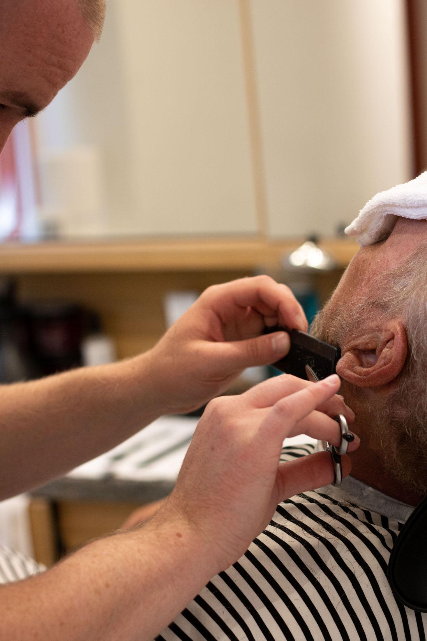 BRUK KAM: Ekspertene fra Pels Pels anbefaler å bruke en kam i barberingen – både til å gre ut skjegget, og som et hjelpemiddel for å få riktig lengde på rett sted. Foto: Privat / Pels Pels