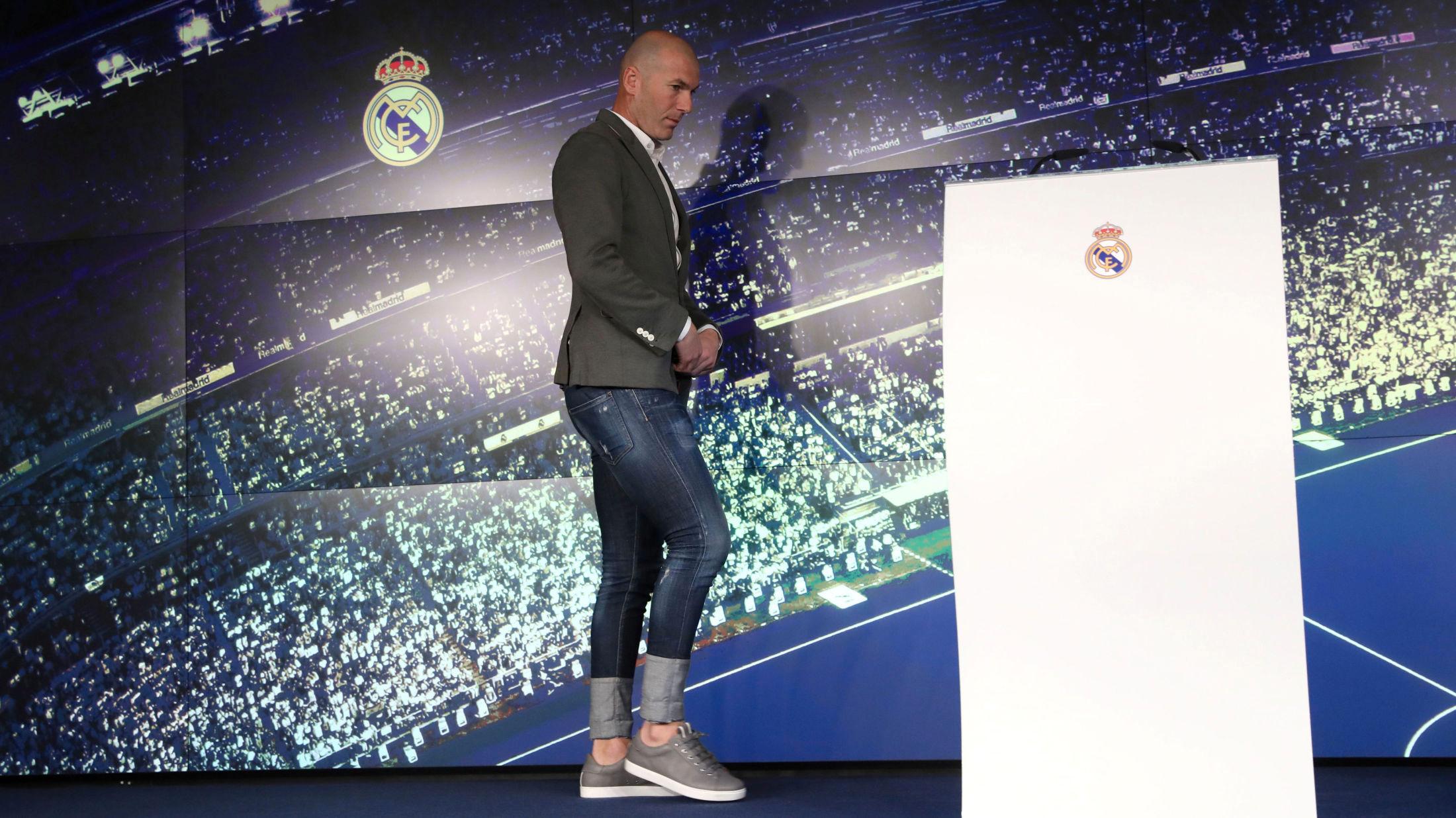 FÅR KRITIKK FOR BUKSA: Flere fans mener Zinédine Zidane bommet med buksa. Foto: Susana Vera/REUTERS.