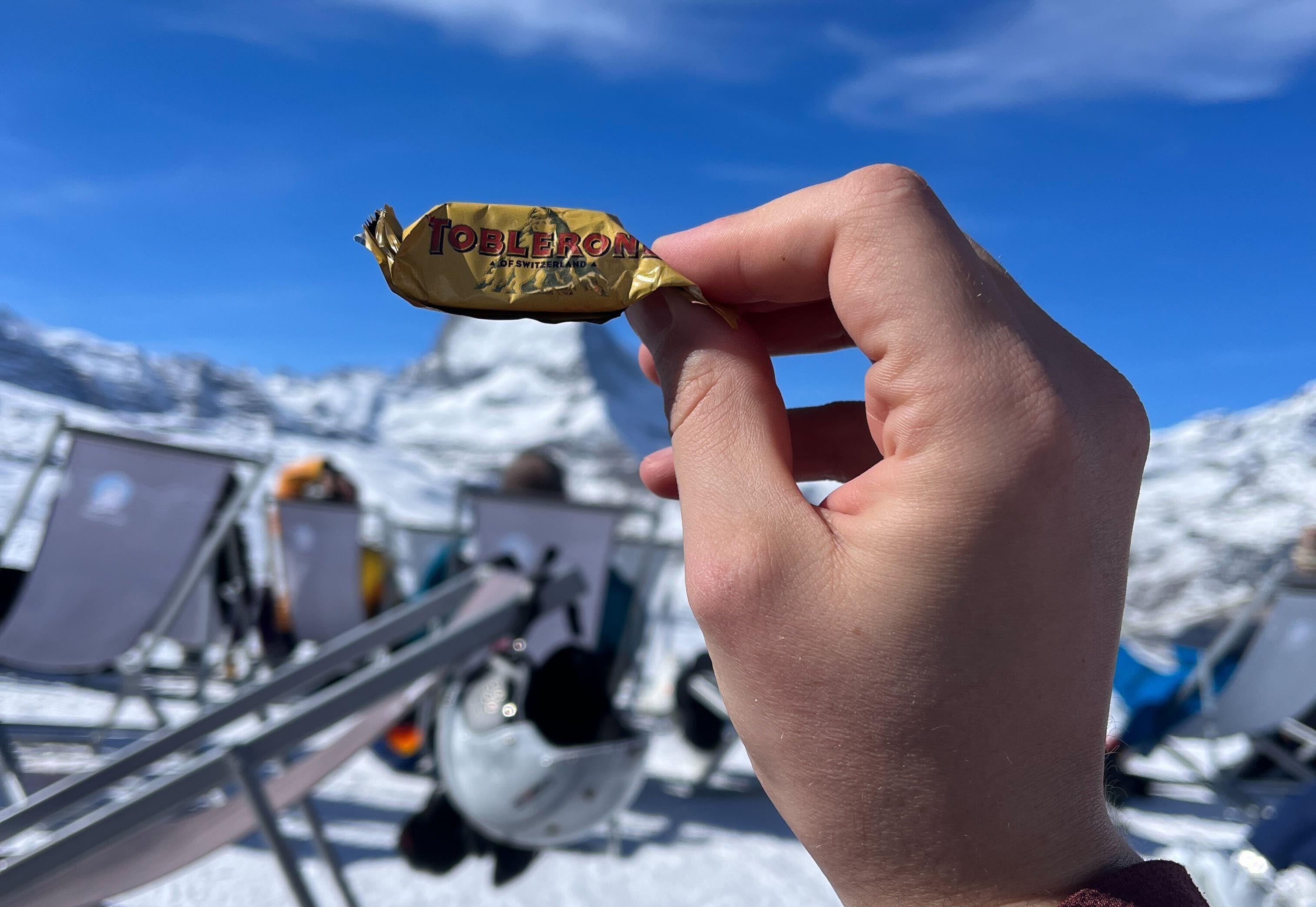 DEN GAMLE VARIANTEN: VGs reporter Stig Øystein Schmidt koser seg med en Toblerone-bit på fjellet i Zermatt i Sveits lørdag. 