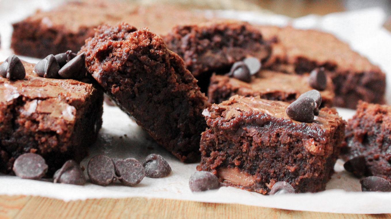 VERDENS BESTE: Hemmeligheten med Fredriks brownie er å bruke to typer sjokolade, den beste kakaoen, og blande i en helt bestemt rekkefølge. Foto: Fredrik Solbakk Andersen