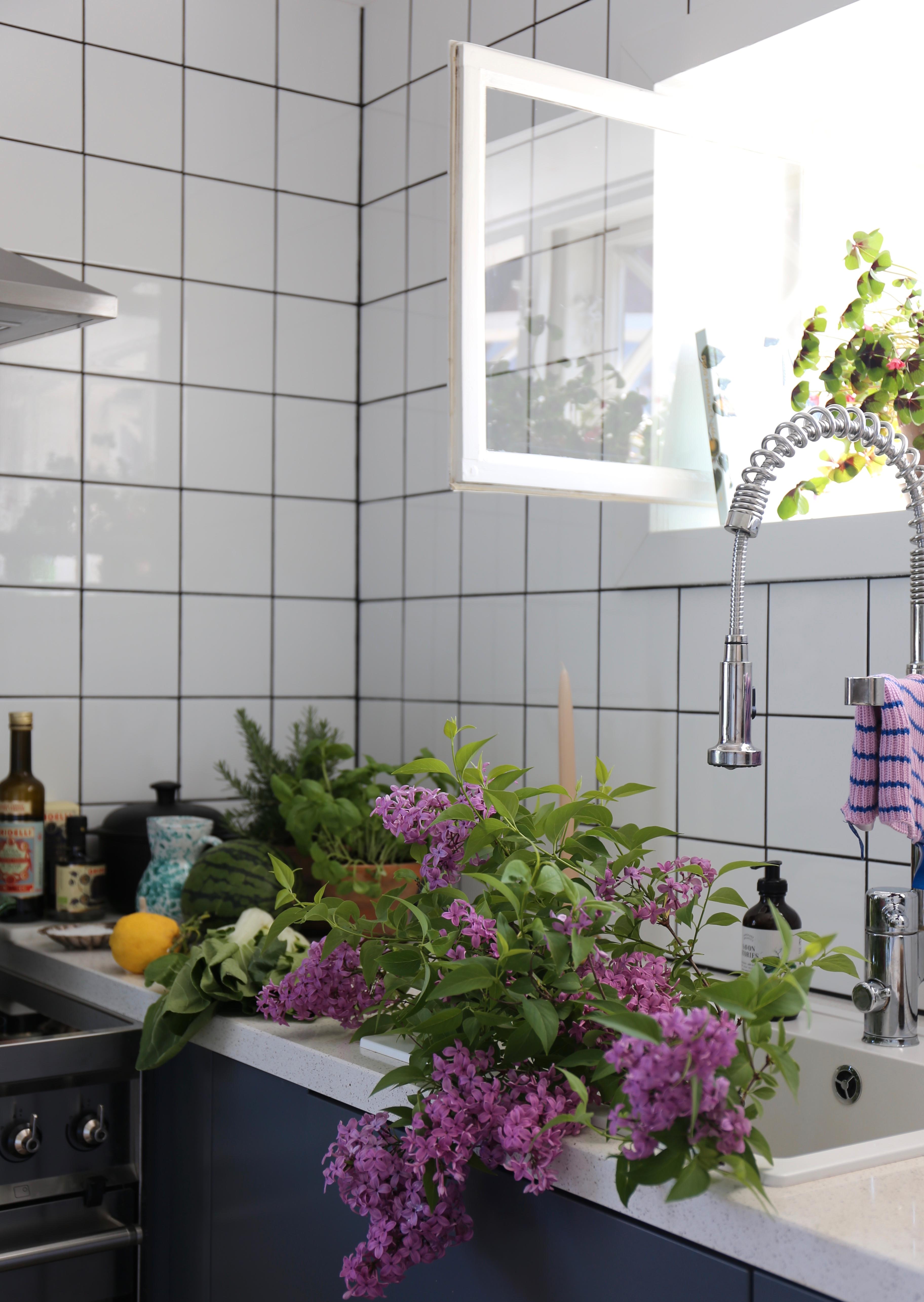 En romslig oppvaskkum er lurt å ha, for å skylle og vanne planter og grønt fra hagen.