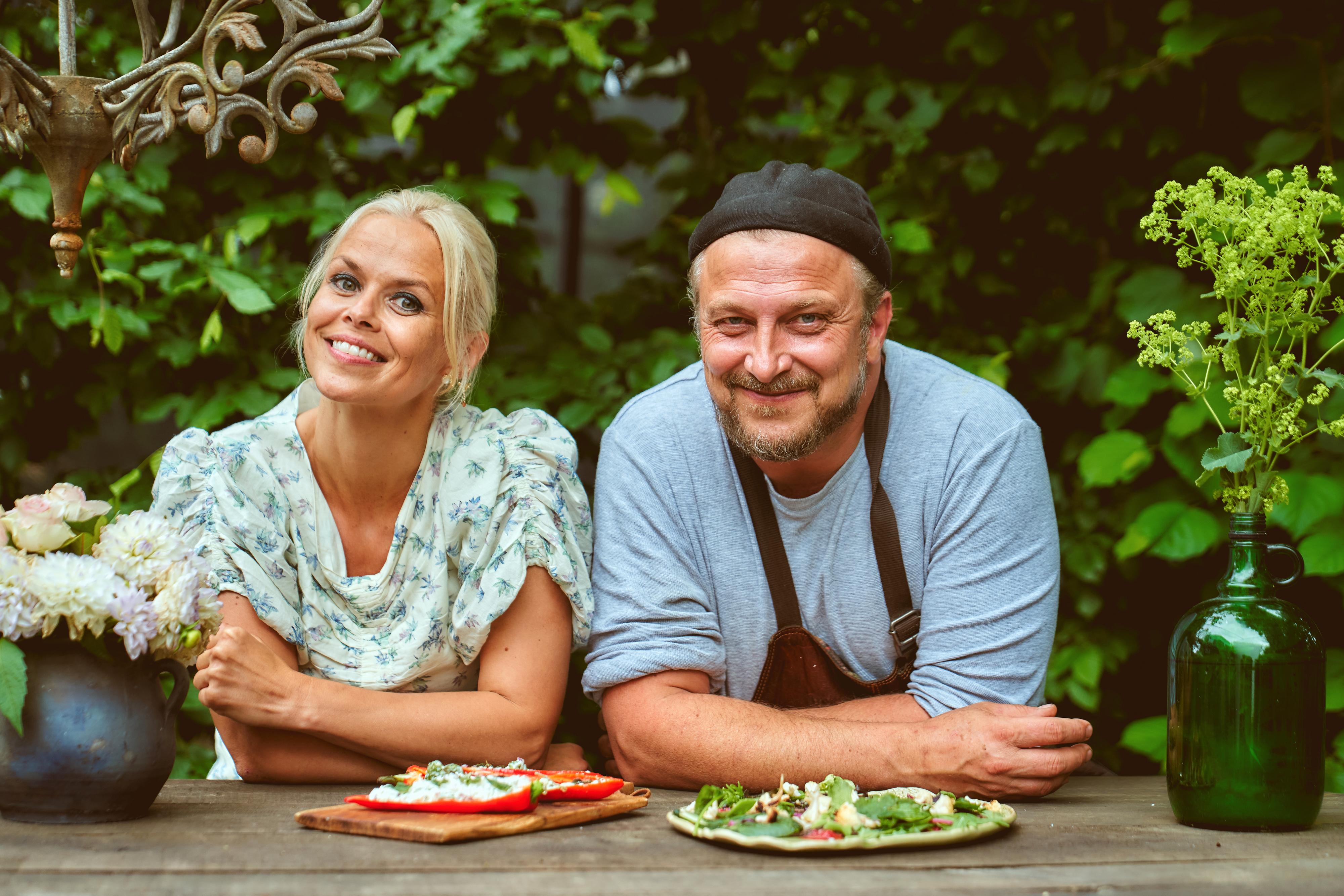 EVYS HAGE: I den nye tv-serien lager Evy Kasseth Røsten og toppkokk Dag Tjersland mat med ingredienser fra hagen.