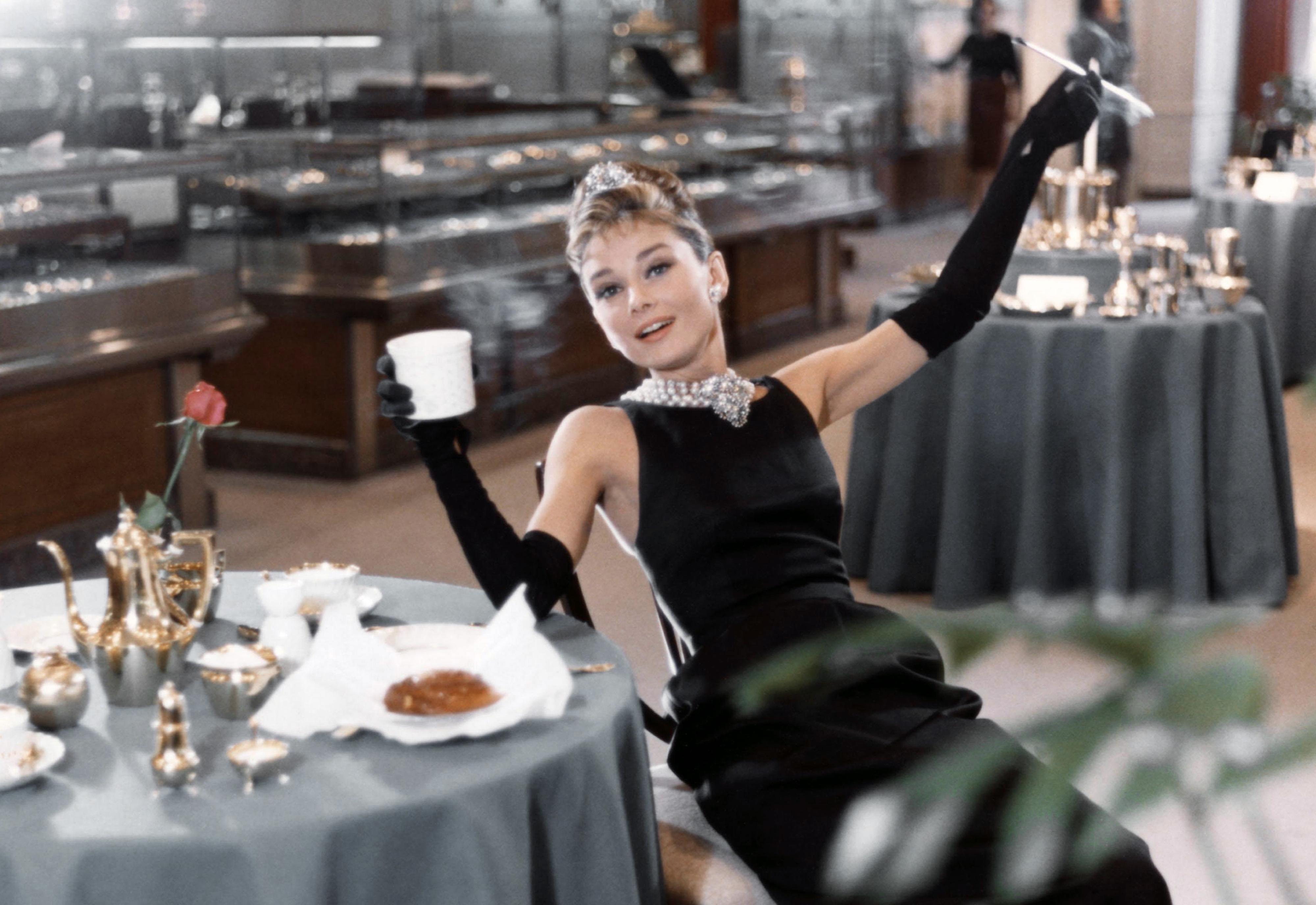 IKONISK: Audrey Hepburn sin svarte Givenchy-kjole i filmen «Breakfast at Tiffany’s» har skrevet seg inn i historiebøkene.
