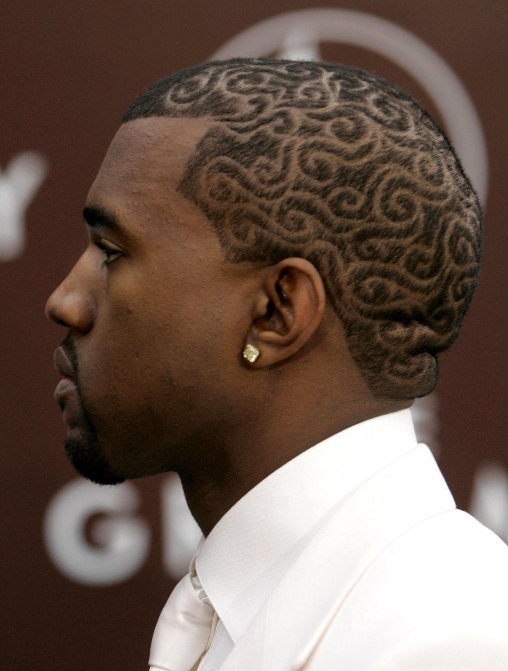 HEI SVEIS: Kanye West gikk for en litt annerledes frisyre på Grammy-utdelingen i 2005. Foto: Reuters