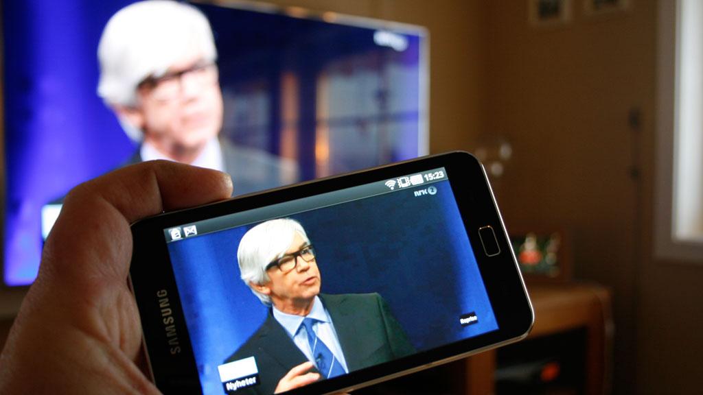 Med Samsungs nye smart-TV kan du bruke mobilen som fjernkontroll, og du kan også ta bildet fra TV-en med på mobilskjermen.