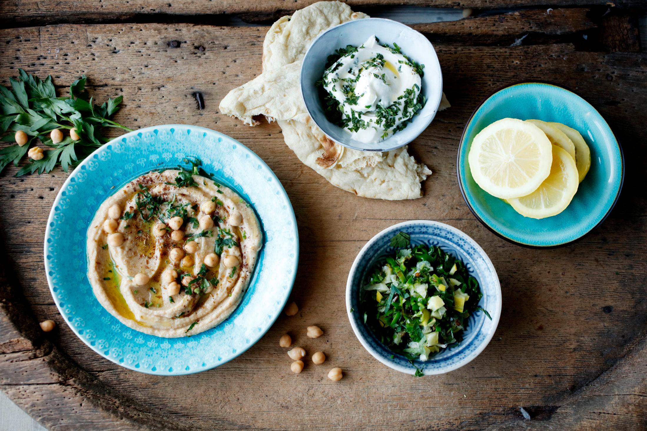 EKSOTISK: Hummus, mynteyoghurt eller «grønn» dipp med syltet sitron er spennende tilbehør til maten. Oppskriftene finner du under. Foto: Sara Johannessen / VG