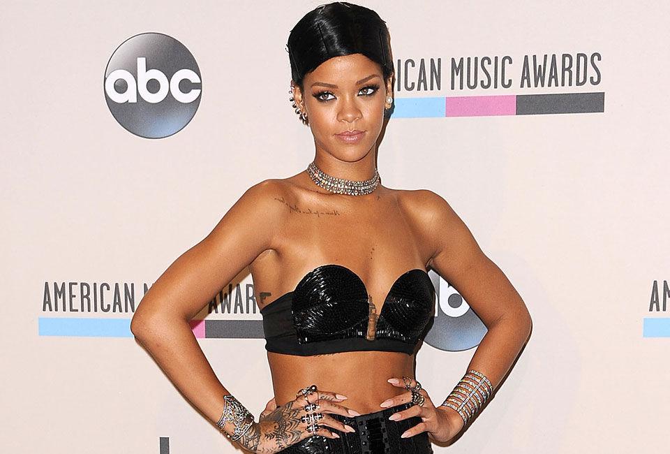 UTFORDRENDE: Rihanna viste mye hud under fjorårets AMA-utdeling iført et todelt antrekk signert Jean Paul Gaultier. Foto: Getty Images