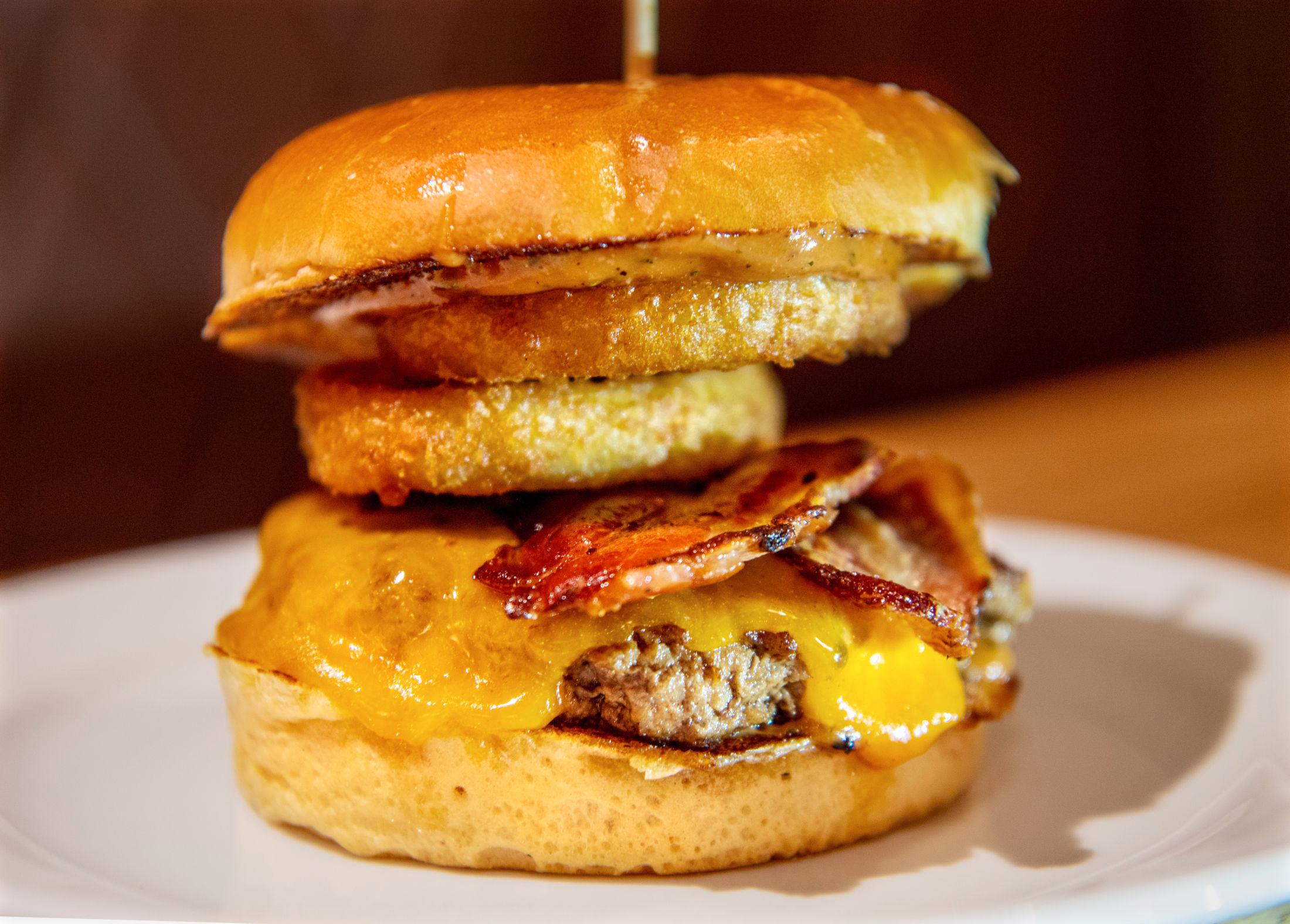 SMOKE HOUSE: VGs restaurantanmelder mener Smoke House-burgeren hadde en mer fremtredende smak enn den originale standardburgeren. Foto: Helge Mikalsen/VG