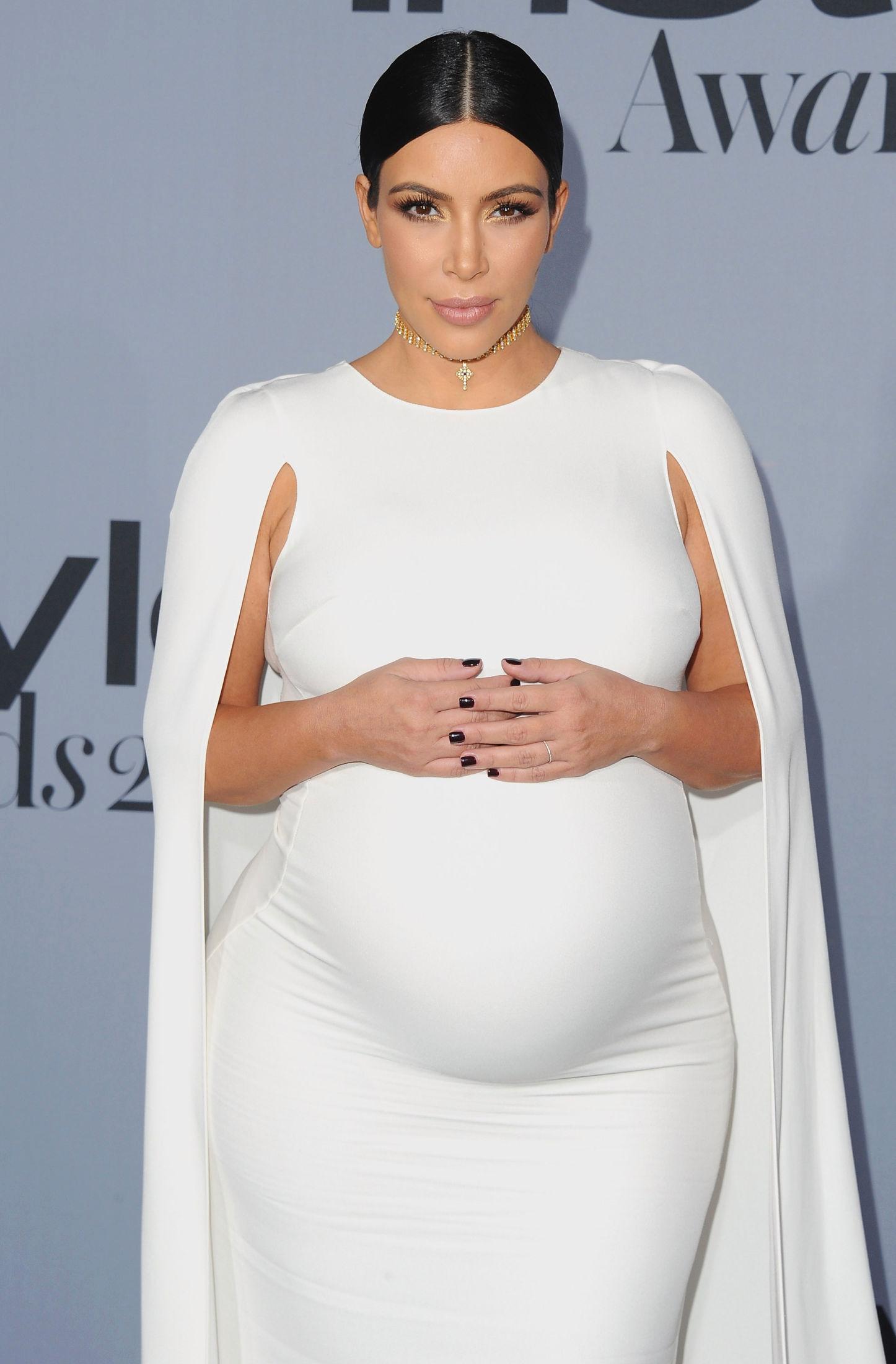 VAKKER: Ettersittende kjoler som fremhever babymagen har vært Kims favoritt de siste månedene. I går var hun iført Valentino. Foto: Getty Images