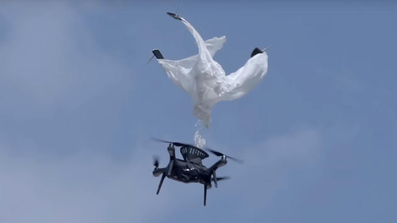 Video: Denne lynkjappe fallskjermen kan redde dronen din fra den sikre død