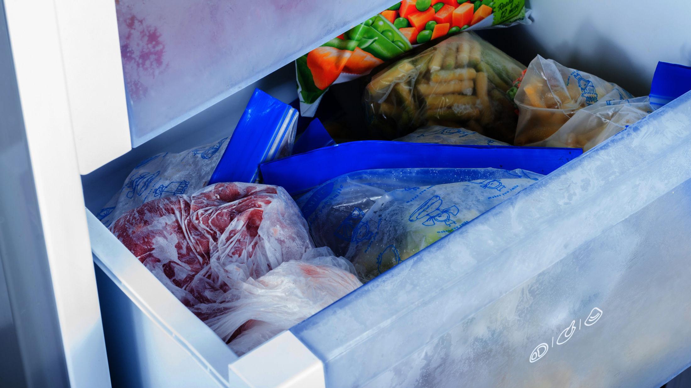 FORTSATT GOD? Bruk anledningen til å tømme fryseren for mat som har ligget der en stund. Foto: Shutterstock/NTB Scanpix