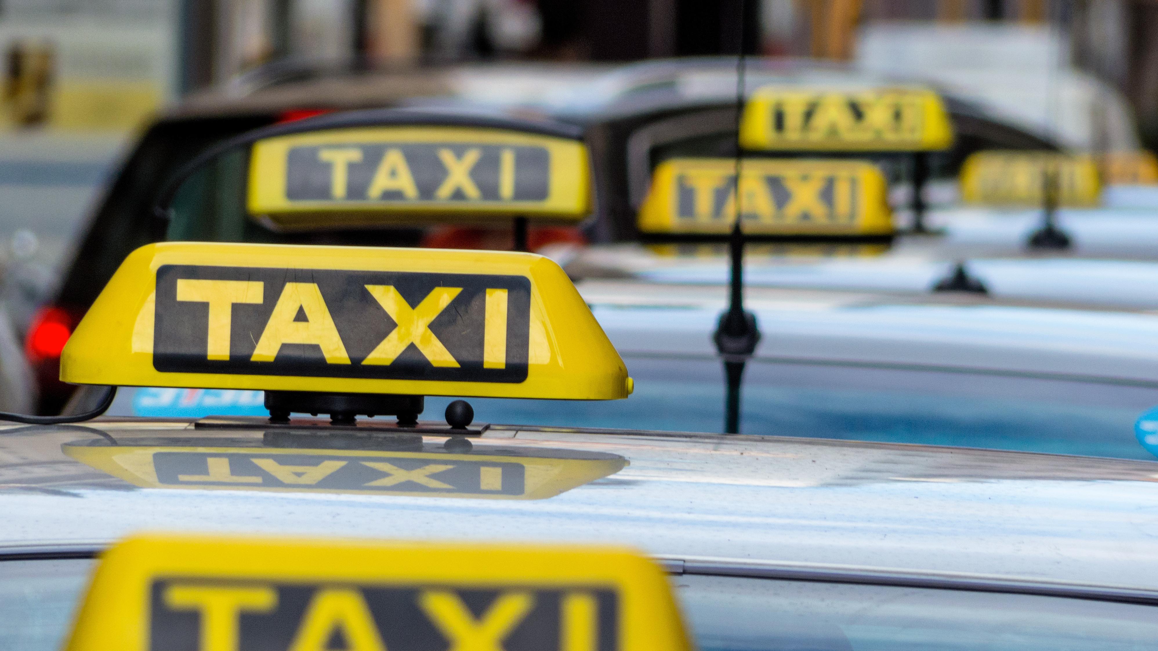 Taxitjenesten Uber raidet av politiet